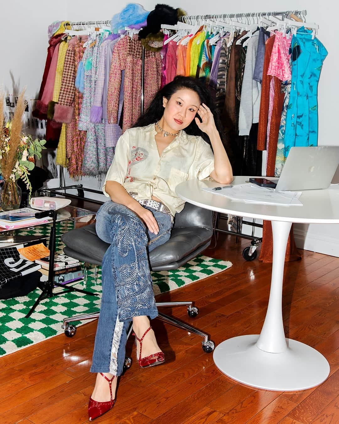 TIME Magazineのインスタグラム：「Kim Shui hopes that her clothes, with their multicultural influences, can help start conversations. And she wants the women who wear her designs to feel empowered by them.  Sheer qi paos, daring corset tops, brocade mini dresses with artful cut-outs, and curve-hugging trousers with lace-up embellishments have all become staples of her New York City-based brand, which is favored by the likes of Dua Lipa and SZA.  Shui's bold style was shaped by her experiences growing up in Rome, where as the American-born daughter of two Chinese immigrants, she was constantly confronted with her otherness.  "I didn't have a choice, I just naturally stood out," she says. "At a certain point, instead of hiding it, I wanted to embrace it and put it at the forefront."  Kim Shui is one of TIME's 2023 Next Generation Leaders. See who else made the list at the link in bio.  Photograph by @flongala—@officemagazinenyc」