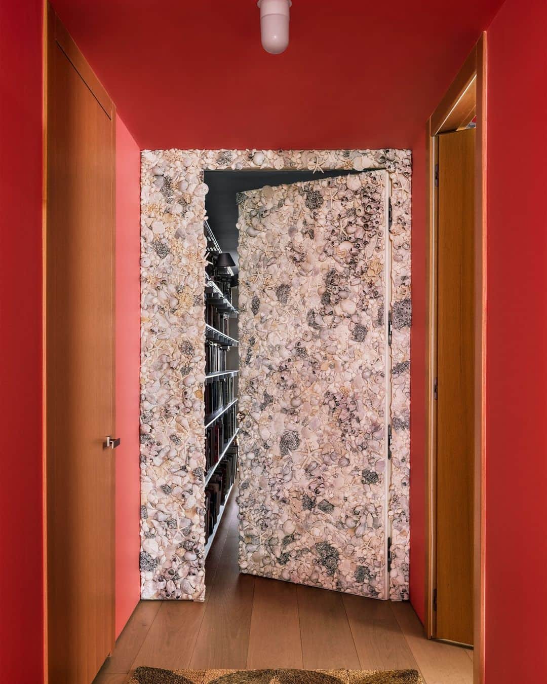 のインスタグラム：「Now you see it, now you don’t. The owners of this seaside Miami Beach apartment access their private wing via a hidden, seashell-encrusted door surrounded by a custom gradient wallpaper. “We wanted to evaporate the hallway, so you enter through a clouded sunset,” says Andre Herrero, who designed the apartment alongside his partner Adam Charlap Hyman (@ch_herrero). The residents of this mermaidcore-aligned space are clearly in for one shell of a good time. 🐚  Click the link in bio for the full tour of this Miami beach home. Written by @cokhio. Styled by @tessawatson. Photographed by @chrismottalini.」