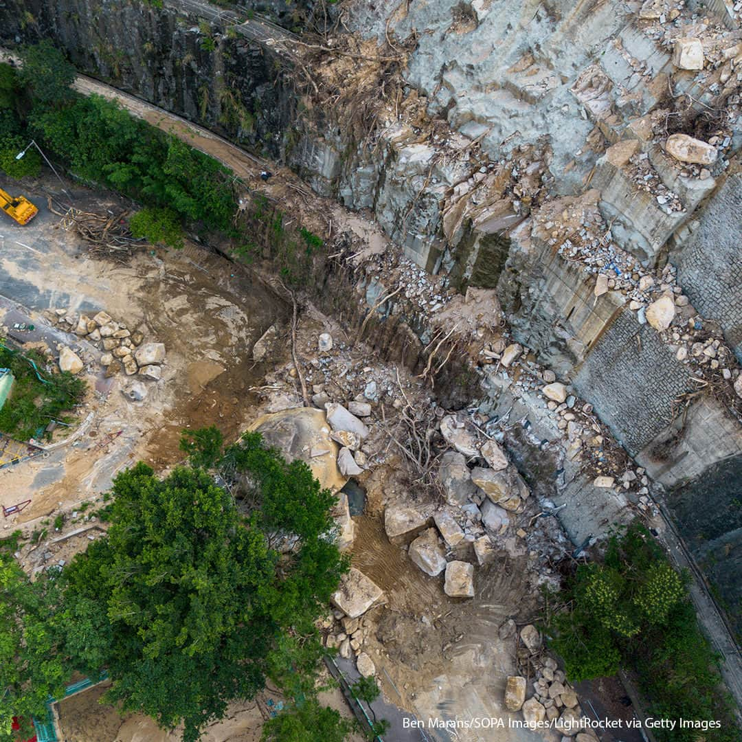 ABC Newsさんのインスタグラム写真 - (ABC NewsInstagram)「LANDSLIDE: New drone images show the aftermath of a landslide triggered by heavy rains in Hong Kong last month.   City authorities say it will be several months until the site will be secured and nearby roads reopened.   #News #Weather #HongKong #Landslide」10月5日 23時00分 - abcnews