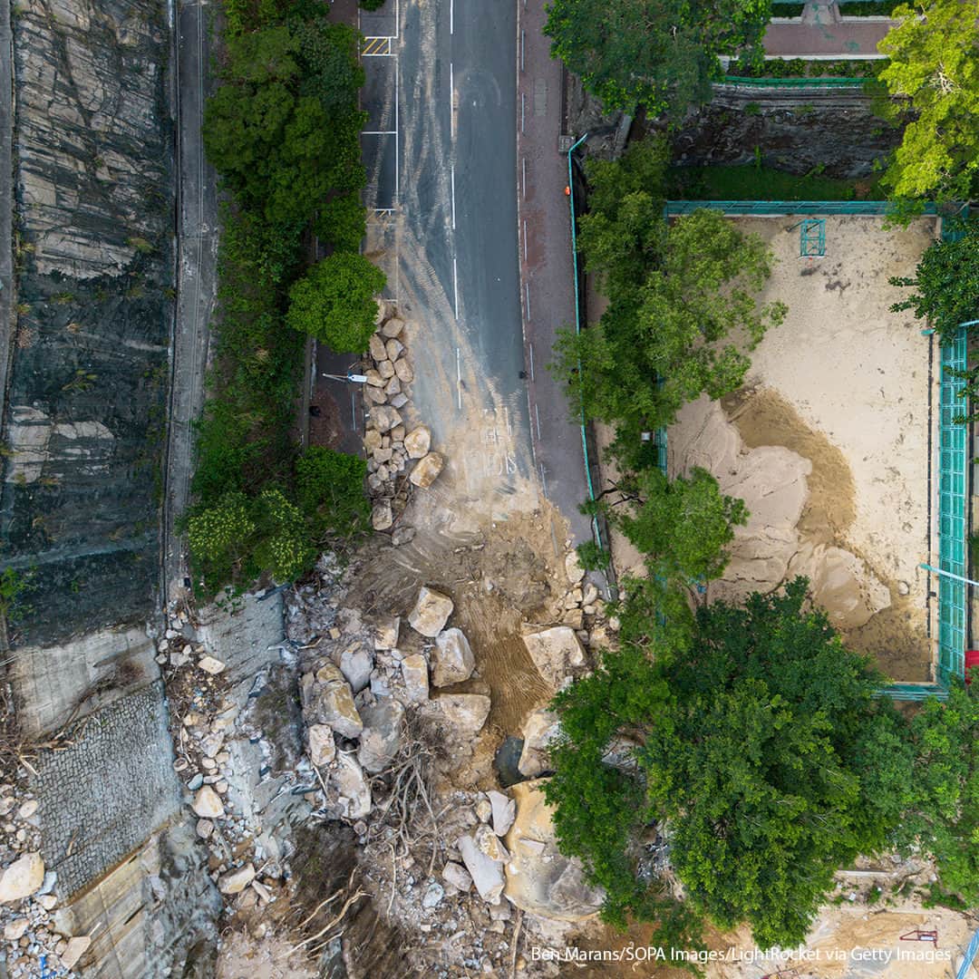 ABC Newsさんのインスタグラム写真 - (ABC NewsInstagram)「LANDSLIDE: New drone images show the aftermath of a landslide triggered by heavy rains in Hong Kong last month.   City authorities say it will be several months until the site will be secured and nearby roads reopened.   #News #Weather #HongKong #Landslide」10月5日 23時00分 - abcnews