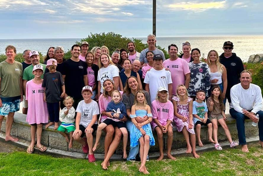 カリッサ・ムーアさんのインスタグラム写真 - (カリッサ・ムーアInstagram)「This is my favorite memory from the finals. After a heartbreaking loss, my tribe gathered for a pizza picnic at this little park with the perfect view of the sunset. Surrounded by family and friends, I felt so loved regardless of the outcome. In the days and weeks following I have received the most heartwarming messages, emails and comments. I want to thank everyone who reached out, came down to the beach to cheer me on or watched on the internet. It meant more than you could imagine. I feel fortunate for the amazing community surfing has connected me with all over the world.   I want to express my gratitude to my finals day team @mitchelcaryross Hubby and Dad. I truly enjoyed training together in the lead up to the event. For me it’s the day to day commitment and dedication to the process, working towards a common goal and dream together that I love the most. In the moments when it all aligns, it is even more special because of the combined effort. And when it doesn’t work out, it makes it that much easier knowing I’m not alone.  What a season. Yea, not the finish I wanted or envisioned but somehow feels like I’m right where I’m supposed to be. Excited for what’s next. All my love 💛 Riss」10月5日 22時30分 - rissmoore10