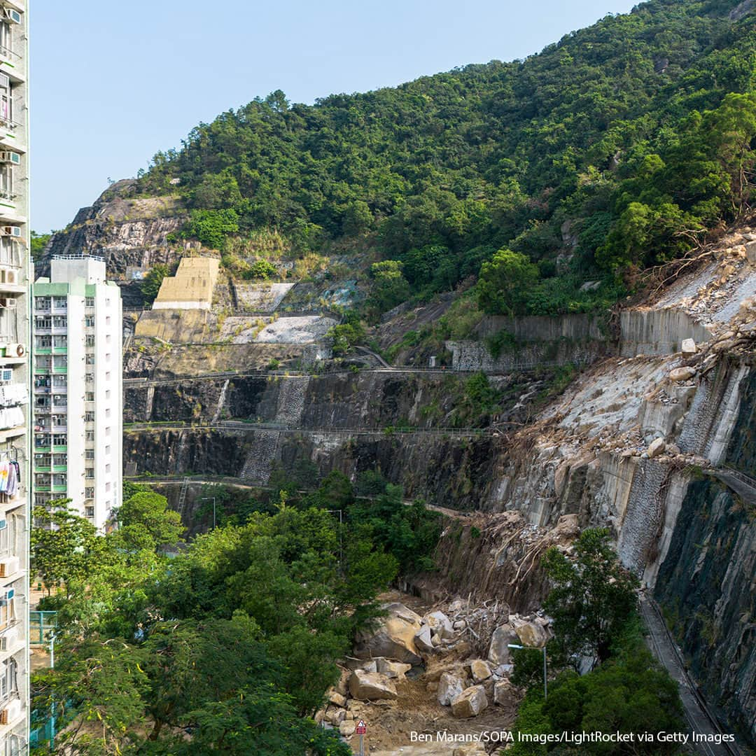 ABC Newsさんのインスタグラム写真 - (ABC NewsInstagram)「LANDSLIDE: New drone images show the aftermath of a landslide triggered by heavy rains in Hong Kong last month.   City authorities say it will be several months until the site will be secured and nearby roads reopened.   #News #Weather #HongKong #Landslide」10月5日 23時00分 - abcnews