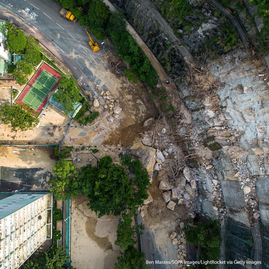 ABC Newsのインスタグラム：「LANDSLIDE: New drone images show the aftermath of a landslide triggered by heavy rains in Hong Kong last month.   City authorities say it will be several months until the site will be secured and nearby roads reopened.   #News #Weather #HongKong #Landslide」