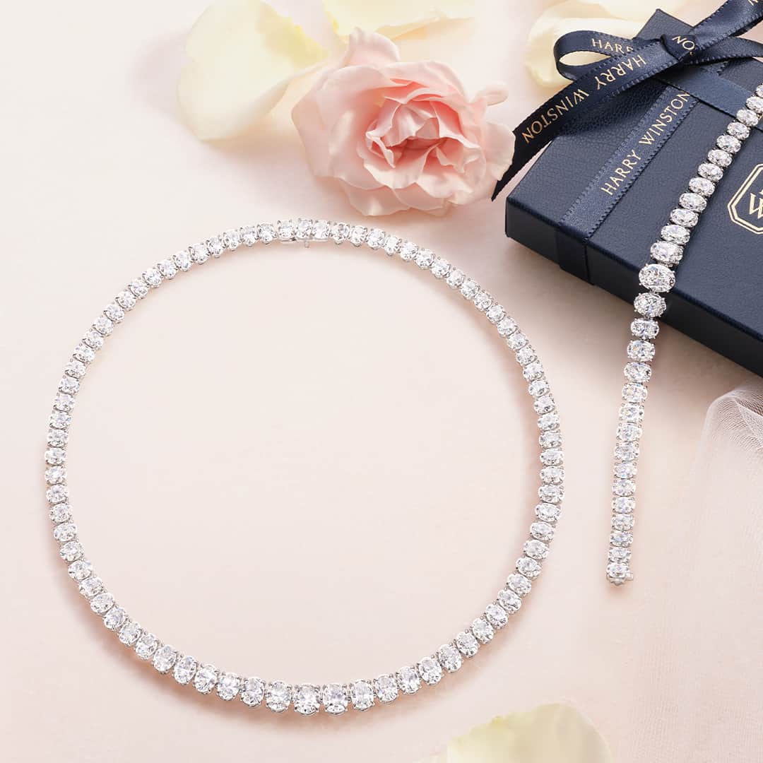 ハリー・ウィンストンのインスタグラム：「An elegant diamond necklace and bracelet create a breathtaking display of brilliance for the bride’s special day. Complement her wedding day look with timeless fine jewelry designs—link in bio. #HarryWinston #BrilliantlyInLove」