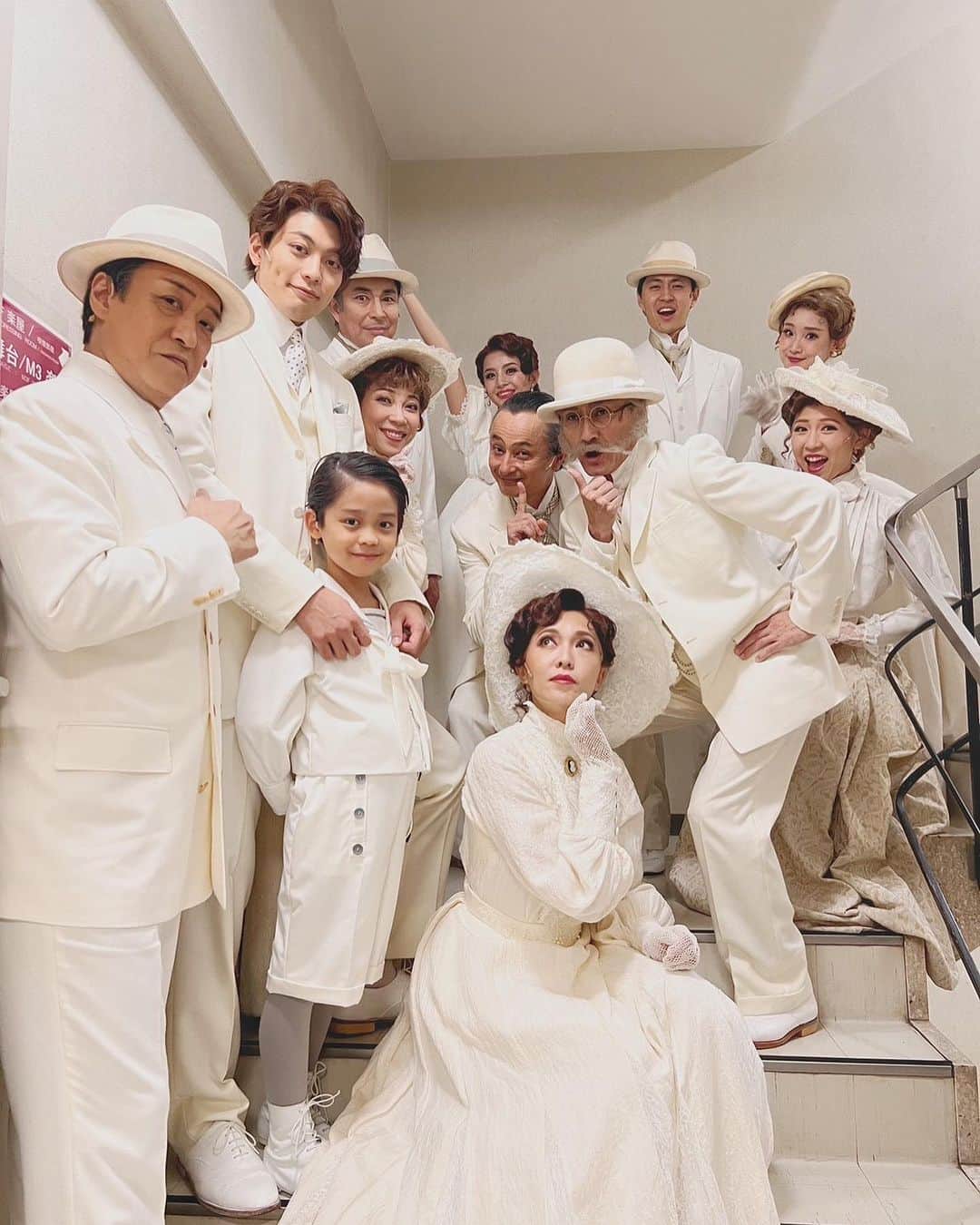 安蘭けいさんのインスタグラム写真 - (安蘭けいInstagram)「本日、大阪公演初日の幕が無事開きました🎉 10月8日まで、梅田芸術劇場で公演致します。 あと3日、4回公演。あっという間に過ぎてしまうんだろな🥲一回一回大切に心を込めて演じます🎵  ニューロシェルの住民たち📷 気取りすぎた人が1人います😛  ご観劇ありがとうございました✨  #ラグタイム #梅田芸術劇場メインホール  #ニューロシェルの人々 #お上品感出してるつもりw #子役ちゃんはAチーム」10月5日 22時34分 - toko_aran