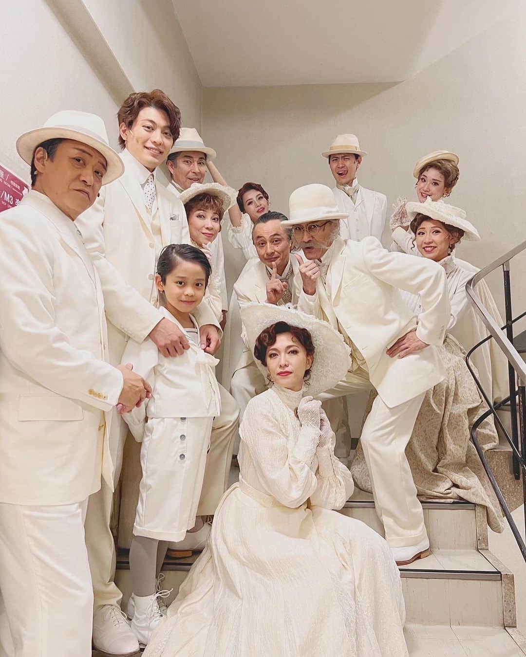 安蘭けいさんのインスタグラム写真 - (安蘭けいInstagram)「本日、大阪公演初日の幕が無事開きました🎉 10月8日まで、梅田芸術劇場で公演致します。 あと3日、4回公演。あっという間に過ぎてしまうんだろな🥲一回一回大切に心を込めて演じます🎵  ニューロシェルの住民たち📷 気取りすぎた人が1人います😛  ご観劇ありがとうございました✨  #ラグタイム #梅田芸術劇場メインホール  #ニューロシェルの人々 #お上品感出してるつもりw #子役ちゃんはAチーム」10月5日 22時34分 - toko_aran