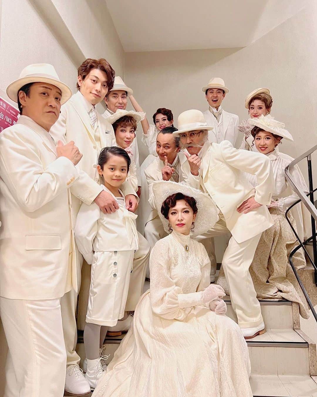 安蘭けいさんのインスタグラム写真 - (安蘭けいInstagram)「本日、大阪公演初日の幕が無事開きました🎉 10月8日まで、梅田芸術劇場で公演致します。 あと3日、4回公演。あっという間に過ぎてしまうんだろな🥲一回一回大切に心を込めて演じます🎵  ニューロシェルの住民たち📷 気取りすぎた人が1人います😛  ご観劇ありがとうございました✨  #ラグタイム #梅田芸術劇場メインホール  #ニューロシェルの人々 #お上品感出してるつもりw #子役ちゃんはAチーム」10月5日 22時34分 - toko_aran