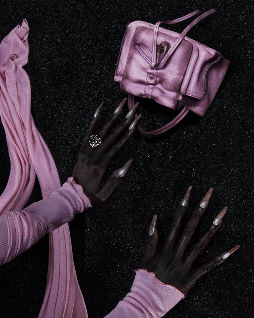 Acne Studiosさんのインスタグラム写真 - (Acne StudiosInstagram)「The pink #AcneStudios Multipocket Mini bag, set against the glistening sand of our FW23 show set. Available now in store and at acnestudios.com⁣ ⁣ Photographer: @CarlijnJacobs⁣ Set Design: @DavidJamesWhite_⁣ Nails: @Yvett_g」10月5日 22時45分 - acnestudios