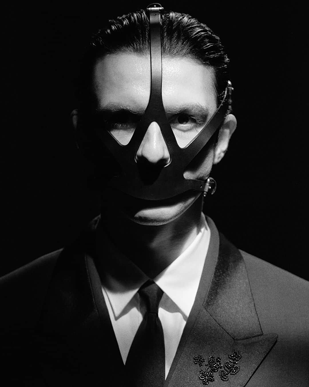 のインスタグラム：「The Web mask, made with smooth saddlery leather encases the head with clean web style lines. Fastening on five tiny buckles this piece adjusts to the wearers proportions whilst covering the mouth area. 🕸️」