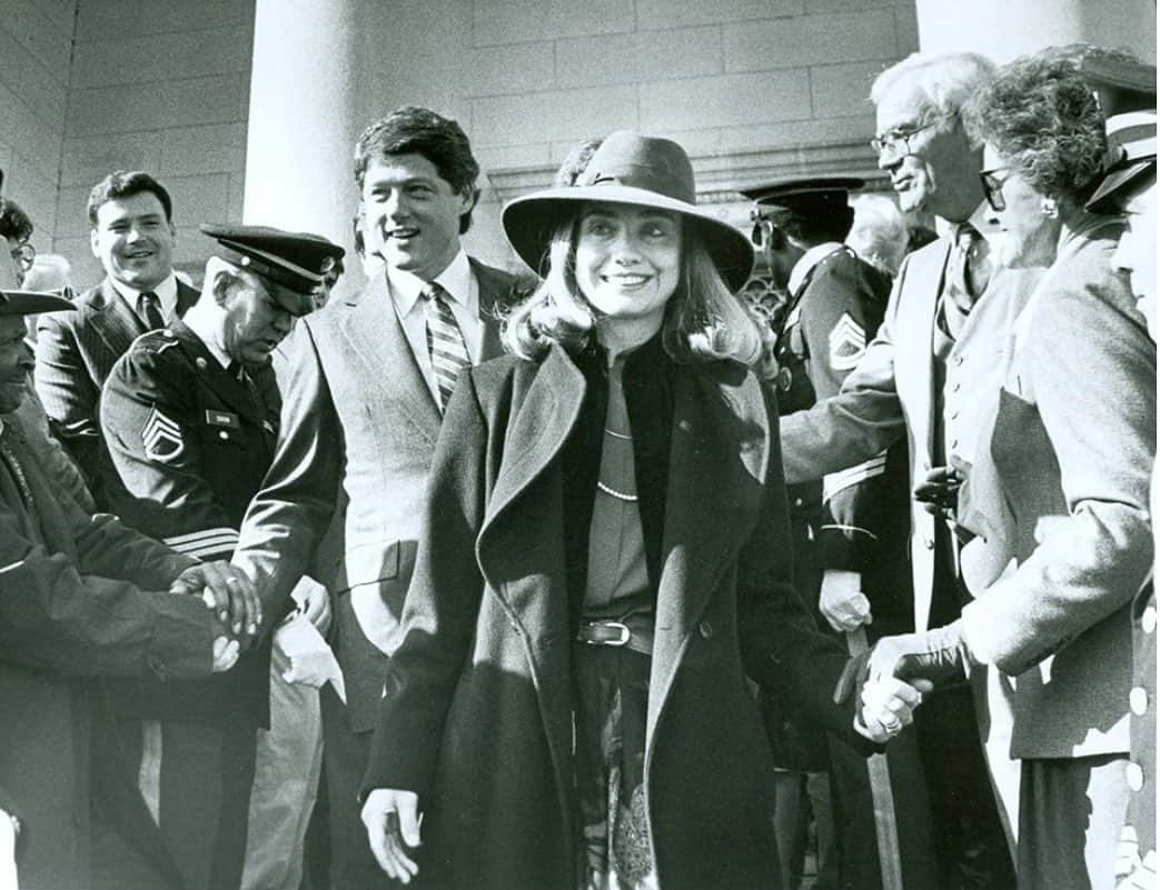 ヒラリー・クリントンのインスタグラム：「I love summer, but here's to the beginning of trenchcoat season! #tbt⁣ ⁣ Photo: Clinton Foundation⁣」