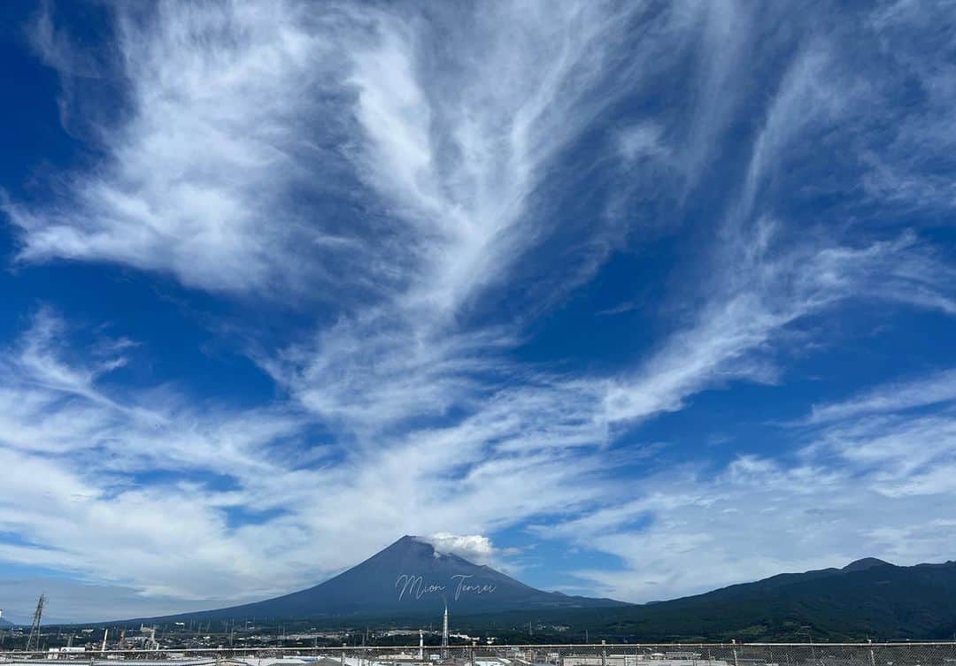 天玲美音のインスタグラム：「先日見た素敵な富士山を、みなさんにおすそ分けです🗻 #美音の撮る富士山 10月3日(火)の #あのてん  「天玲美音 あの日、あの時、あの場所で」  🪄今日は、日本武道館が開館した日！  🪄ここで、1番始めにコンサートをしたアーティストは？  🪄続きは　 ハイライト【①あのてん☺️】へ  #富士山 #日本 #mtfuji #富士山好き #富士山好きな人と繋がりたい #空が好き #雲 #壮大な景色  #日本武道館ライブ  #ビートルズ #ヘイジュード」
