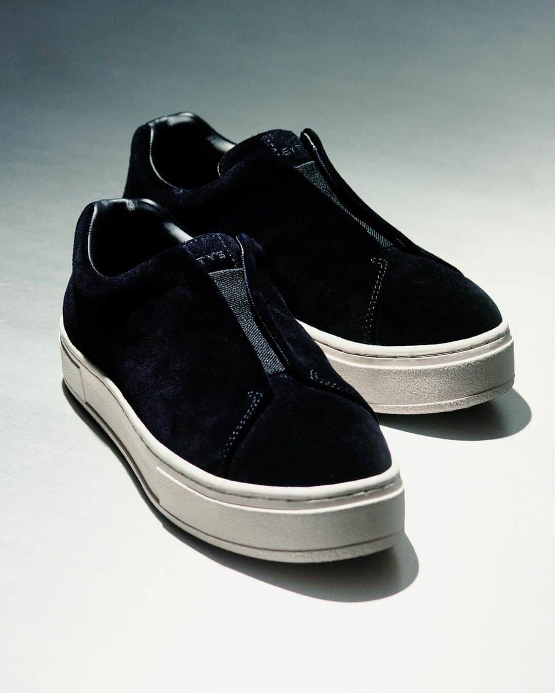 エイティーズのインスタグラム：「Doja Slip-On is back in stock. Slide right in to elevate any everyday look.」
