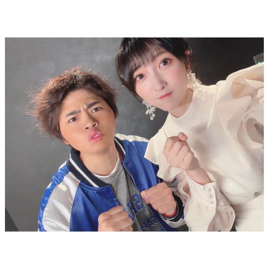 山崎エリイさんのインスタグラム写真 - (山崎エリイInstagram)「ダウンタウンの浜田さん！  ...の、  モノマネ芸人、ハリウリサさんと💓  昨日、 GINZA HOTEL by GRANBELL様の 内覧会に出演させていただき  それぞれのオリジナル曲 (私は『Adore me』 ハリウさんは『ヴィルマ』)と 2人で松田聖子さんの『天使のウインク』を 歌わせていただきました。  『ヴィルマ』を舞台袖で生で聴けて すごく嬉しかったです✨✨ 伸びやかで綺麗な歌声がとても好き。  楽屋もハリウさんと一緒で、 終始 話しかけてしまっていたのに ひとつひとつニコニコと聞いてくださって 本当にお優しかった...💭  側にいると落ち着きます😌🫧  そして、今回伺った 新オープンのライブハウス BASE GRANBELL。  ラグジュアリーかつ近代的な空間で とってもお洒落！  大人な雰囲気でドキドキしちゃいました。  また、こちらで新たに始まる 番組の収録もさせていただいたのですが、  近々改めてお伝えしますね〜！  #GINZAHOTELbyGRANBELL #ハリウリサ さん #山崎エリイ #Erii」10月5日 22時40分 - erii_yamazaki