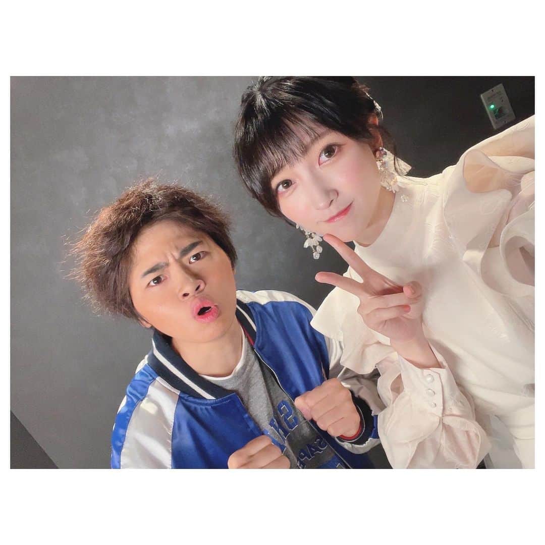 のインスタグラム：「ダウンタウンの浜田さん！  ...の、  モノマネ芸人、ハリウリサさんと💓  昨日、 GINZA HOTEL by GRANBELL様の 内覧会に出演させていただき  それぞれのオリジナル曲 (私は『Adore me』 ハリウさんは『ヴィルマ』)と 2人で松田聖子さんの『天使のウインク』を 歌わせていただきました。  『ヴィルマ』を舞台袖で生で聴けて すごく嬉しかったです✨✨ 伸びやかで綺麗な歌声がとても好き。  楽屋もハリウさんと一緒で、 終始 話しかけてしまっていたのに ひとつひとつニコニコと聞いてくださって 本当にお優しかった...💭  側にいると落ち着きます😌🫧  そして、今回伺った 新オープンのライブハウス BASE GRANBELL。  ラグジュアリーかつ近代的な空間で とってもお洒落！  大人な雰囲気でドキドキしちゃいました。  また、こちらで新たに始まる 番組の収録もさせていただいたのですが、  近々改めてお伝えしますね〜！  #GINZAHOTELbyGRANBELL #ハリウリサ さん #山崎エリイ #Erii」