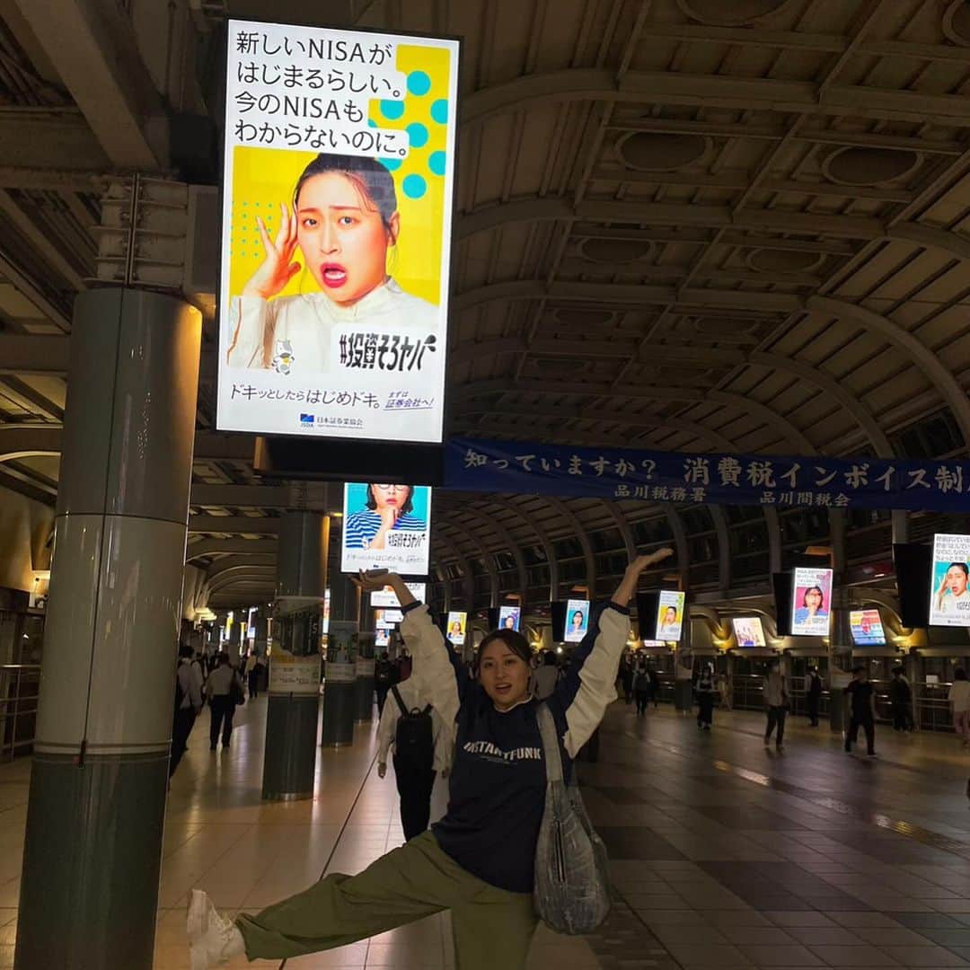 丸山礼さんのインスタグラム写真 - (丸山礼Instagram)「#投資そろヤバ 🔜  10月4日は証券投資の日🐮💰 ドキッとしたらはじめドキ。  日本証券業協会さんの広告が🆕✨ こちらでご覧いただけます🫡✨ 💰🐮 10/2〜8 ・東京（JR品川駅自由通路港南口） ・名古屋（JR名古屋駅 中央コンコース） ・大阪（JR大阪駅御堂筋口） 10/1〜31 ・金沢（JR金沢駅東西自由通路）  ♡ 20〜30代の方の中で、もう300万以上の 口座の方々が投資をやっているみたいだよ☺️ 私もNISAをはじめたよ✨ 分からないことはやっぱり、気が済むまで 詳しい方に聞きまくるのがいちばん！ 丸山は担当のお姉さんにくまなく説明していただいたよ！ でもな〜🤔みたいな、 きっとみんなも不安に思っているであろう 大相談会ムービーも撮影したのでぜひご覧ください🧡 投資、まだ手が伸びない方はお気軽に踏み出す きっかけになったらうれしいです。✨  そして！こちらのキャンペーンの キッチンカーも都内に出現しています☺️ ぜひ見つけてね🏃🚌  10月6日（金）11:00～18:00頃 ・大手町川端緑道 10月7日（土）10:00～18:00頃 ・WITH HARAJUKU（原宿） 10月8日（日）10:00～18:00頃 ・WITH HARAJUKU（原宿） 10月9日（月）10:00～17:00頃 ・深川ギャザリア（木場大型商業施設）」10月5日 22時41分 - rei_maruyama