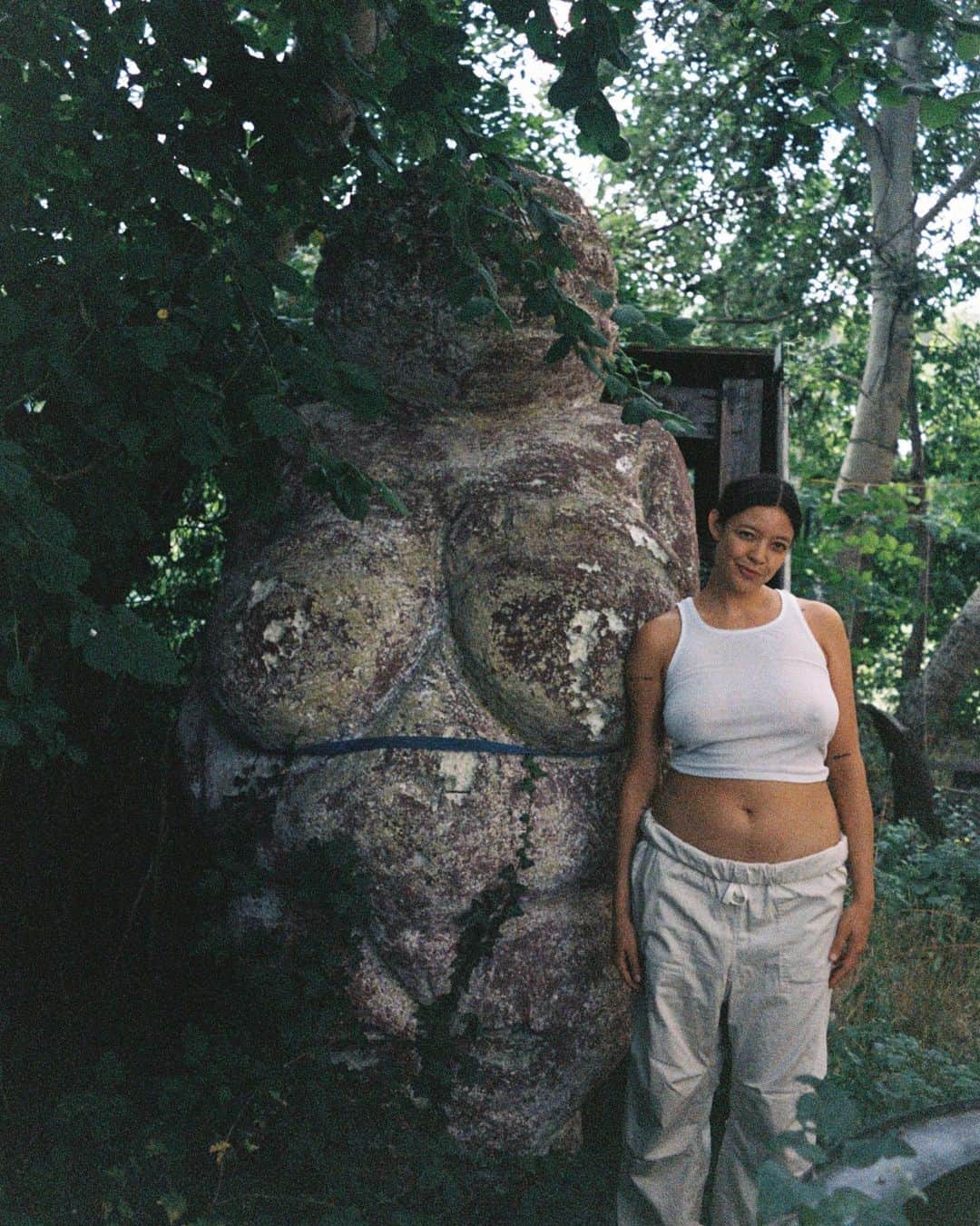 ナオミ・シマダのインスタグラム：「the venus of willendorf is alive but not sure if I can say she’s well as she’s tied up to a shed in a random parking lot in berlin. maybe it’s time to rescue her? assembling a team, state your interest below ☆彡」