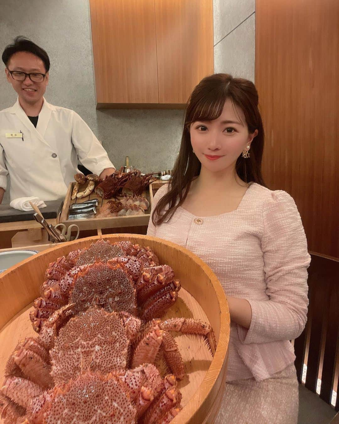 MIHOのインスタグラム：「食テロ投稿🦀🦀  大阪で気になっていたお店 @canni_sienne  カニジェンヌ🦀に 贅沢な蟹🦀を食べに行ってきたよん❤️  まみちゃんとテンション 上がりまくりだった🥰 一緒に大阪一瞬で終わっちゃた けど楽しかったねん❤️  蟹🦀とエビちゃん🦞で お腹いっぱいとは幸せすぎた❤️  2軒目に行った @baccarat のbarはさすがの おしゃれグラス🥂で❤️ 梨のカクテルとシャインマスカットの カクテルが美味しすぎたのでおすすめ😍」