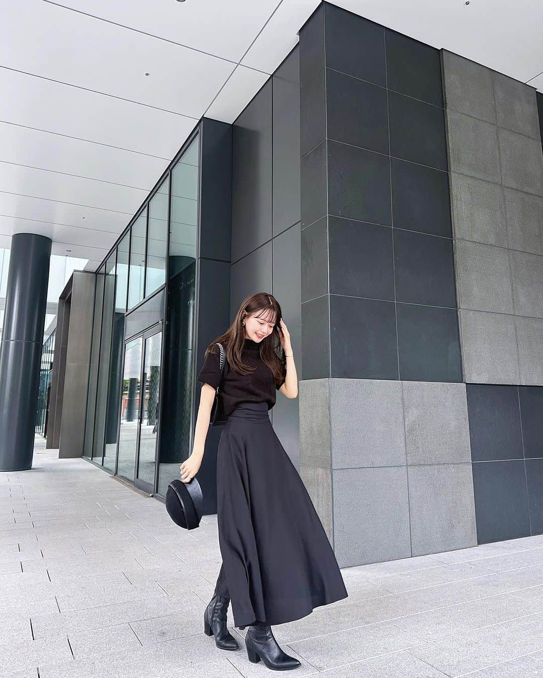 山崎春佳さんのインスタグラム写真 - (山崎春佳Instagram)「🐈‍⬛❤︎  連投失礼いたします、、 本日のしふくです。全身BLACKちゃん。 寒い時期は自然と黒をたくさん着ちゃう。  このスカートスーパータイトでウエストが かなり細く見えてます。すごい。 @wm_official.jp のだよ◡̈  #me #tbt #ootd #allblack #しふく」10月5日 22時47分 - haruka_yamazaki