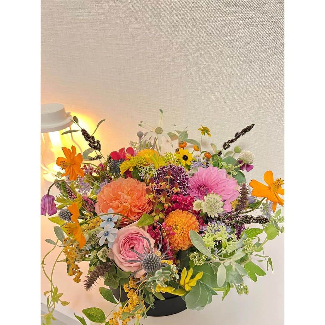 西尾菜々美のインスタグラム：「リビングの一角がお花畑みたいに🌷  先日母が お手紙付きで花を届けてくれました♪  岐阜県にあるお花屋さんとのこと🌿  どストライクなアレンジで感動🥹 360度どこから見てもステキ!! ハットの箱に生けてあるんです🎩🪻  親子ってやっぱり好きなものが似るんだなぁ🤰♡  西尾家はみんなサプライズ好き☺️ 私もふだんはサプライズやりたがりですが 今回は母に驚かされました🥹!!ありがとう🤍  #花 #フラワーアレンジメント #インテリア」