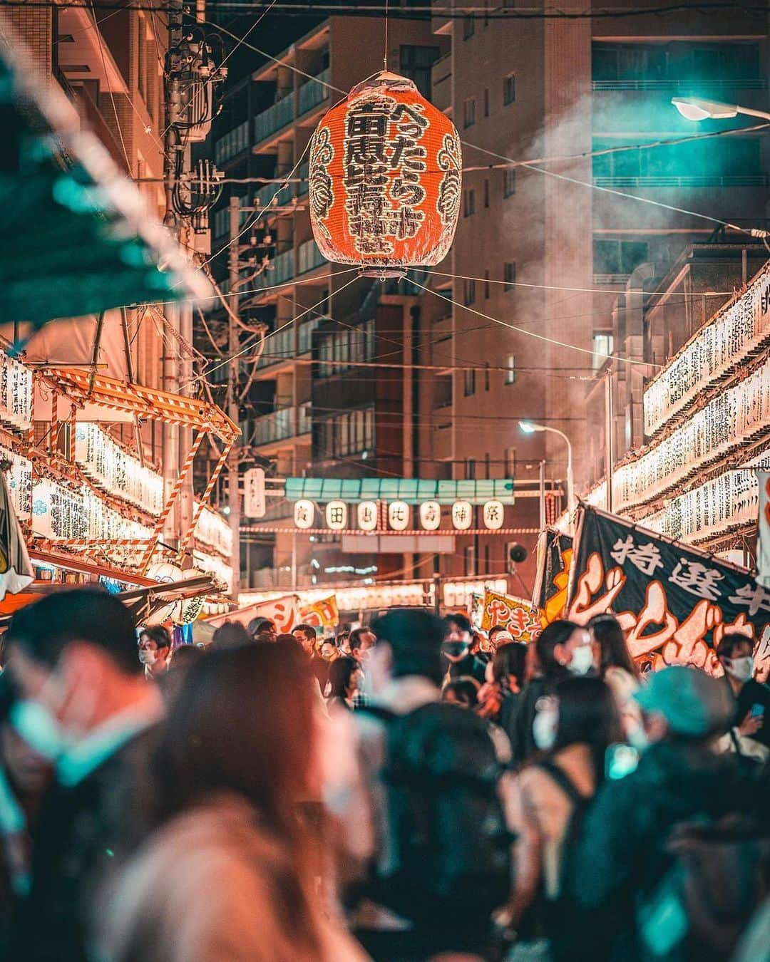 Promoting Tokyo Culture都庁文化振興部のインスタグラム：「The Nihonbashi Ebisu-ko Bettara-ichi festival is held on October 19 and 20, centering around the Takarada Ebisu Shrine 🏮  This traditional festival has been around since the Edo period and is said that it originated from a market established to sell offerings for Ebisu-ko, an event to worship Ebisu-sama, the god of business prosperity. The Bettara-ichi name came from bettarazuke, a type of pickled daikon popular in Tokyo, that was sold there. The market attracts many people to the approximately 500 stalls and has become a popular autumnal event in Nihonbashi.  宝田恵比寿神社を中心に、10月19日・20日に開催される「日本橋恵比寿講 べったら市」🏮 江戸時代から続く、日本橋の伝統的なお祭りです。 その昔、商売繁盛の神・えびす様をお祀りする行事「恵比寿講」のお供物を売るために設けられた市場が起源と言われており、 そこで売られる「べったら漬け」が評判となったことがこの名前の由来となりました。 約500もの露店に多くの人々が集い、日本橋の秋の風物詩として親しまれています。  #tokyoartsandculture 📸: @d_sun41  #nihonbashi #japanesefestival #日本橋 #べったら市  #japantraditional #japanculture  #artandculture #artculture #culturalexperience #artexperience #culturetrip #theculturetrip #japantrip #tokyotrip #tokyophotography #tokyojapan  #tokyotokyo #explorejpn #unknownjapan #discoverjapan #japan_of_insta  #nipponpic  #japanfocus #japanesestyle #artphoto #artstagram」