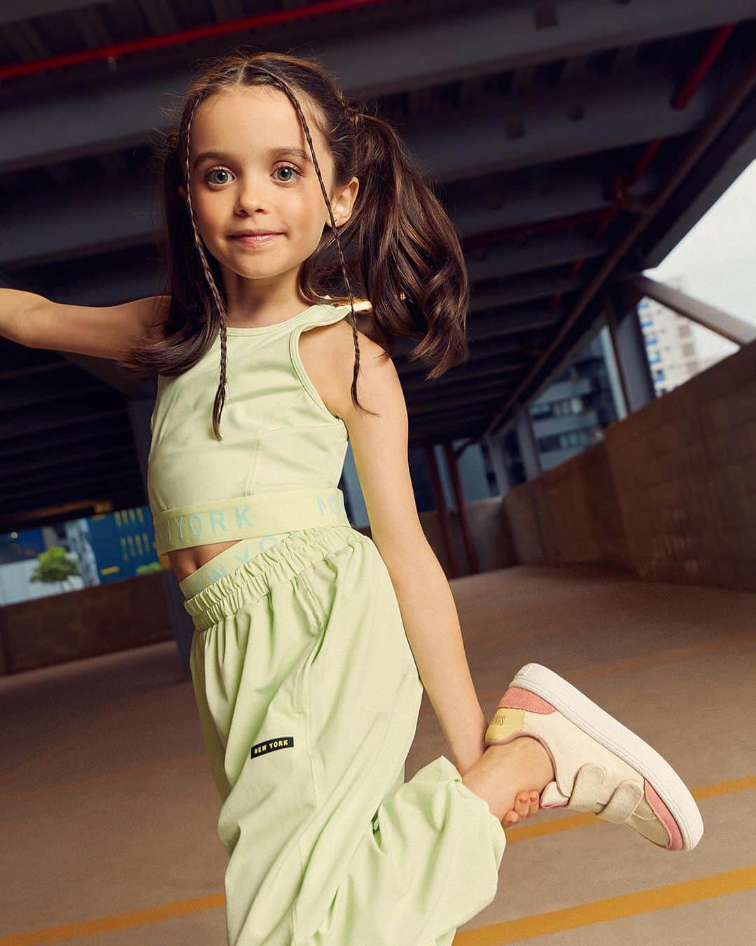 Santa Lollaのインスタグラム：「Passando para avisar as mini fashionistas de plantão que chegaram os novos modelos da linha Santa Lolla MINI. Numa versão prática e curinga para o dia a dia, o modelo bicolor com fecho em velcro garante segurança ao caminhar e uma pitada extra de modernidade para as pequenas. 🥹🤏 [ R$189,90 cada ] #santalolla #santalollaMINI」
