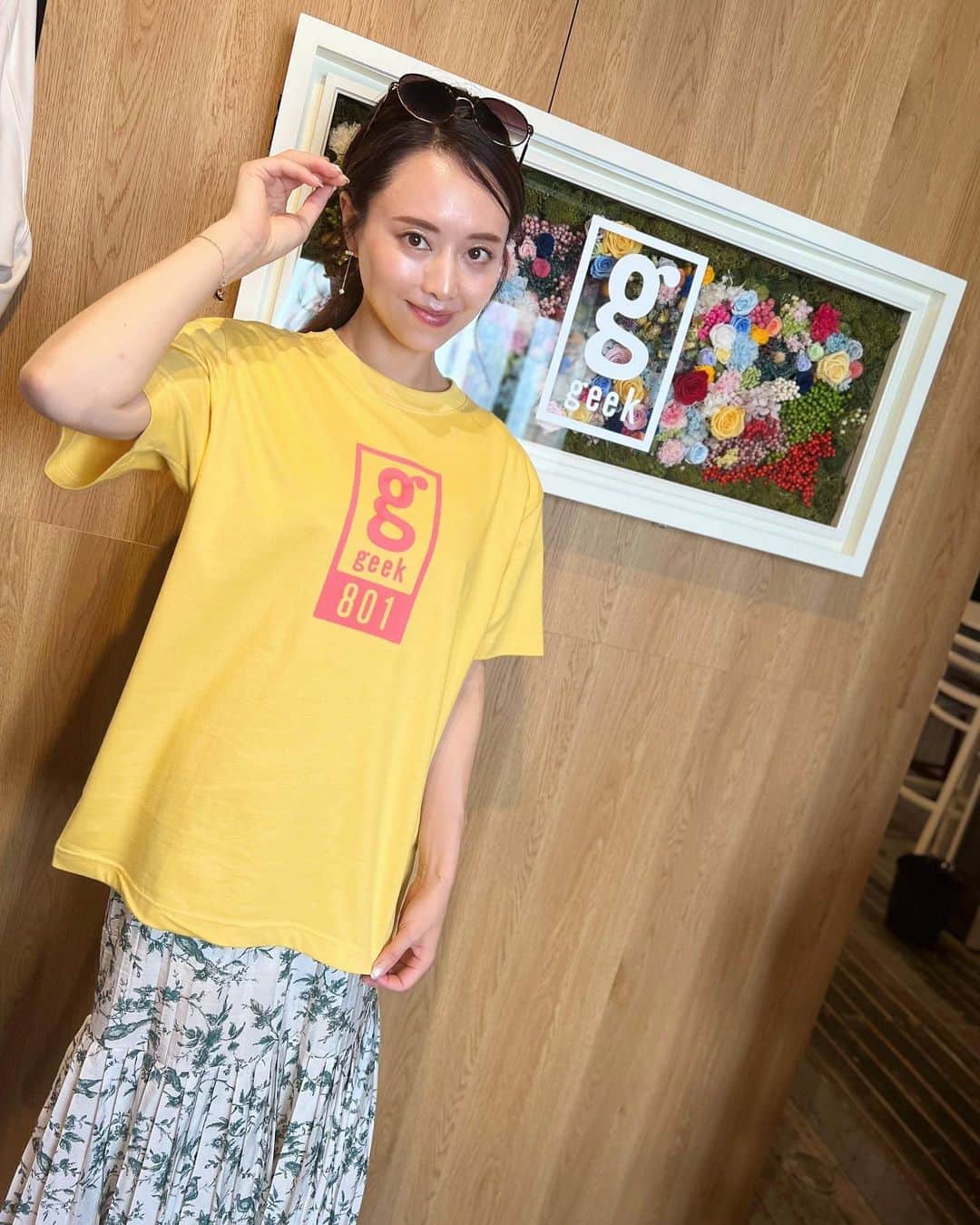 吉沢明歩のインスタグラム：「20周年Tシャツは札幌でゆかりのある方にお願いしました❣️ 8月Tシャツ展を開催されてて 遊びに行った時の写真 ちょっと前になってしまい ごめんなさい🙏  いろんなTシャツ作れます！ 皆さまも作りたくなったら是非！」