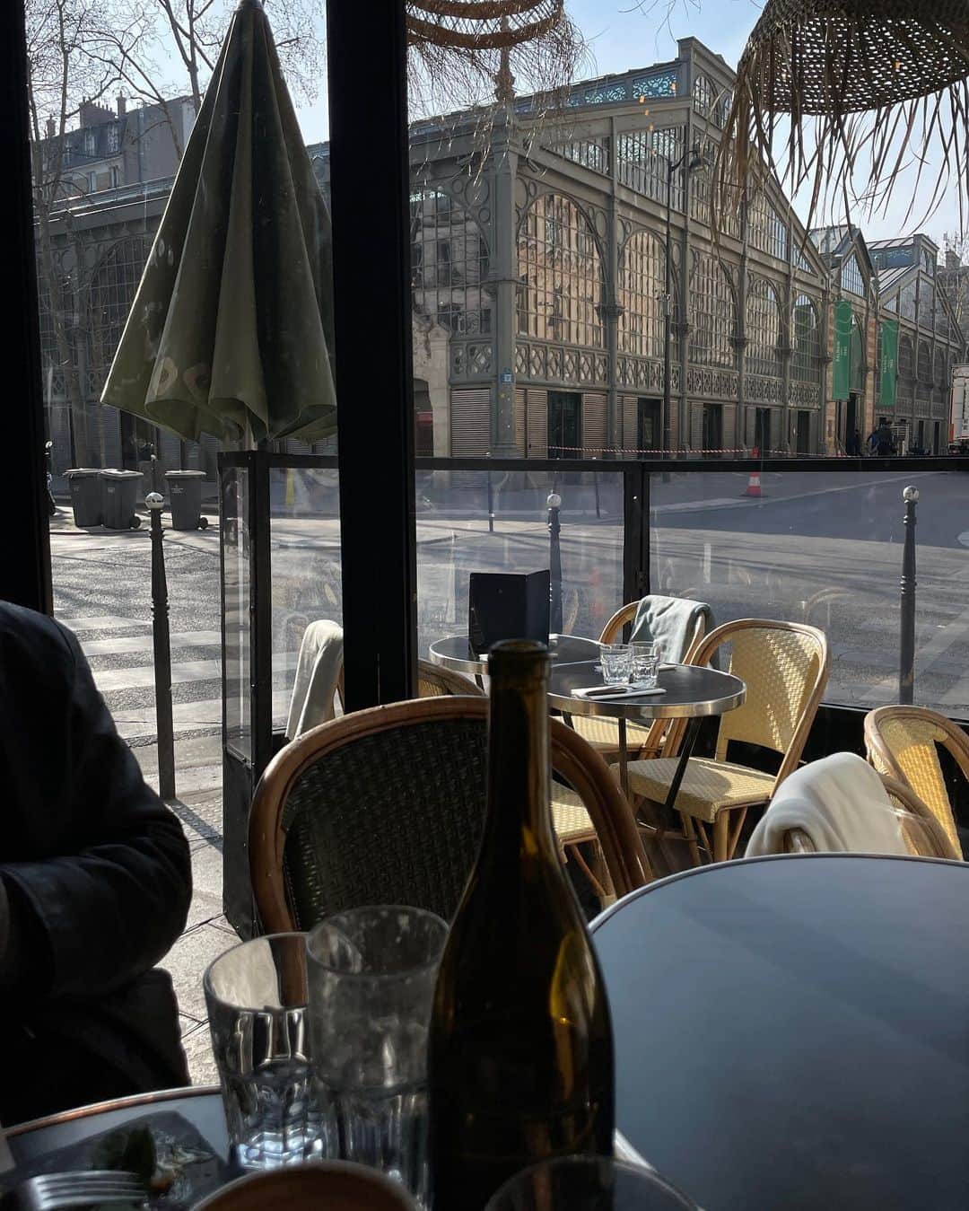 柿本絢菜 (24)さんのインスタグラム写真 - (柿本絢菜 (24)Instagram)「Parisの食事。 今更の振り返りですが、パリで食べた食事一気にご紹介。昼からワイン飲んで、ステーキ食べて、至福の時すぎた。そして、そこらへんで売ってたクロワッサン、うますぎて2個目買いに行ったほど。また食べたいなぁあれ....。  ロンドン-パリ-バルセロナ3都市を2週間でまわりましたが、どうしてもパリは長くいたかったので、無理くりに一番長く滞在した都市。食事も美味しいし、店員さんがとにかく親切で、なんなら面白いジョークかましてくれるようなお兄さんもいた✨  やっぱり親切にされた国にはもう一度足を運びたくなるよね。  (でも一番体に沁みたのは日本のうどんとラーメン。笑)」10月5日 22時49分 - aa_2.8