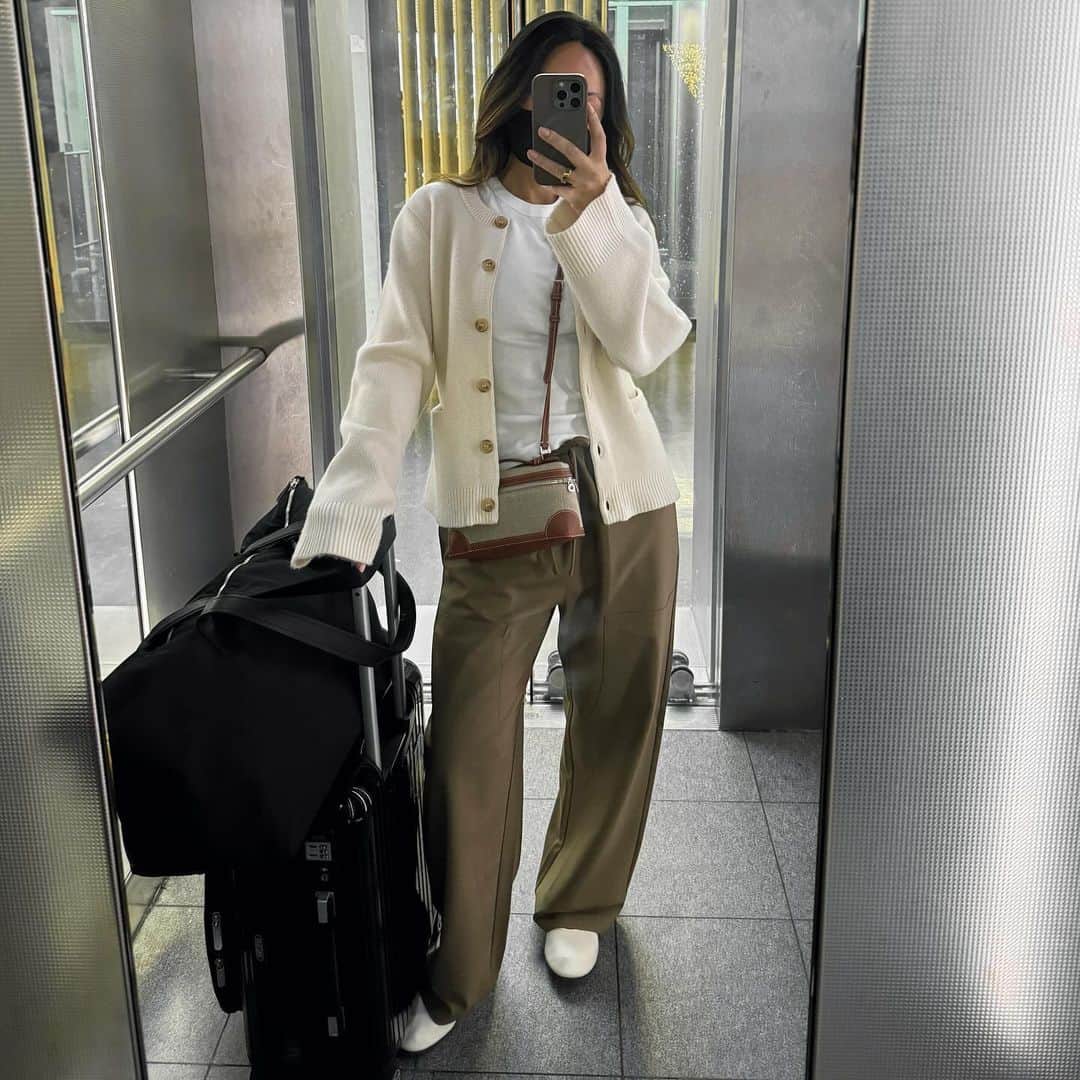 Marianna Hewittのインスタグラム：「mirror selfies from paris 🤳」