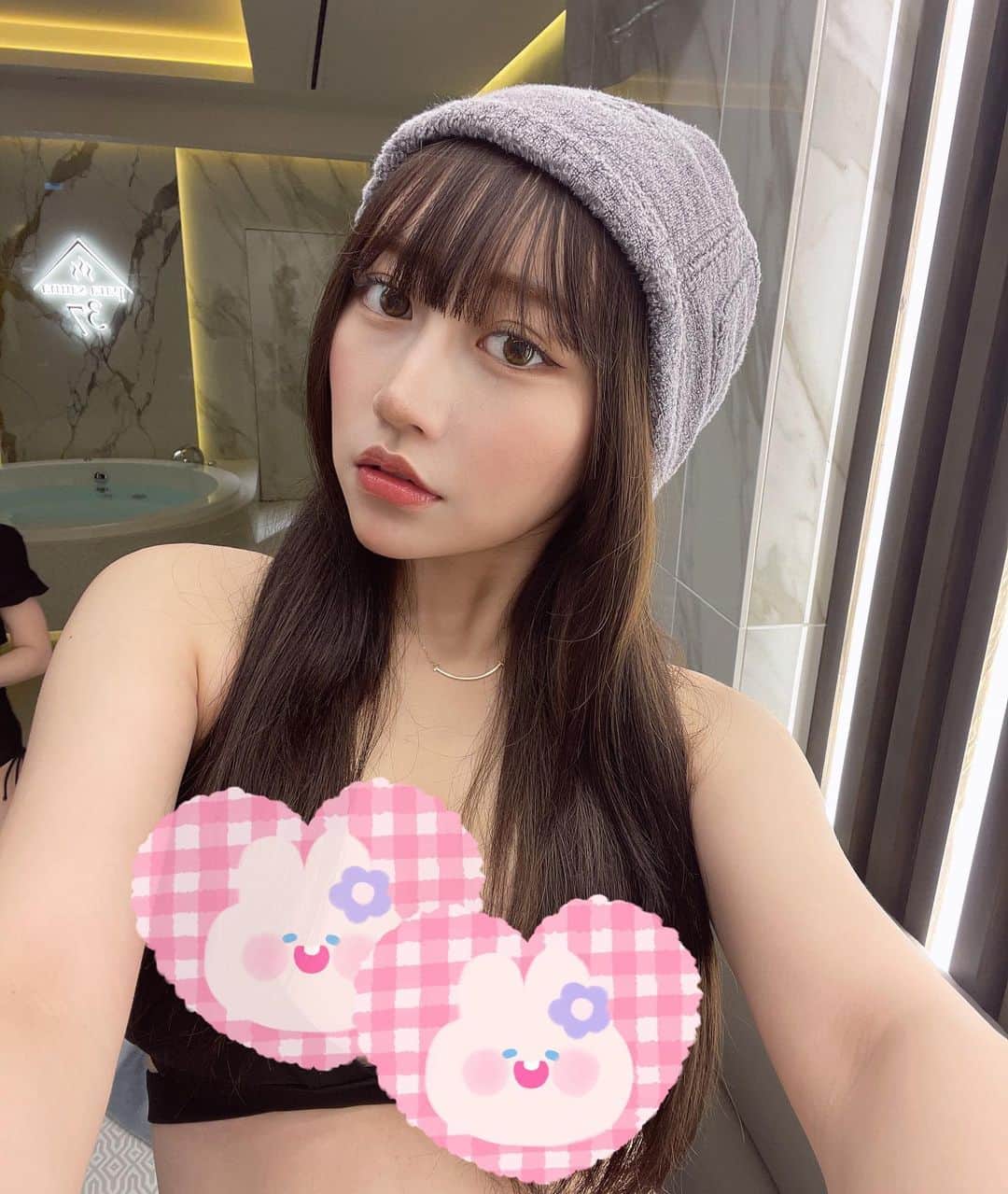ゆらのインスタグラム：「ｷｬ───(*ﾉдﾉ)───ｧ  サウナ行った〜😶‍🌫️🧖‍♀️🧖🧖‍♂️ 最大4分しか入れないけど。  サウナハット被り方違うのは分かってるからね！www  #サウナ」
