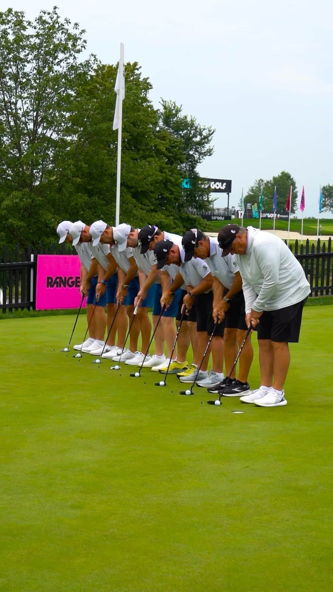 ルイ・ウーストハウゼンのインスタグラム：「Teamwork ❤️🇿🇦  #LIVGolf #StingerGC」