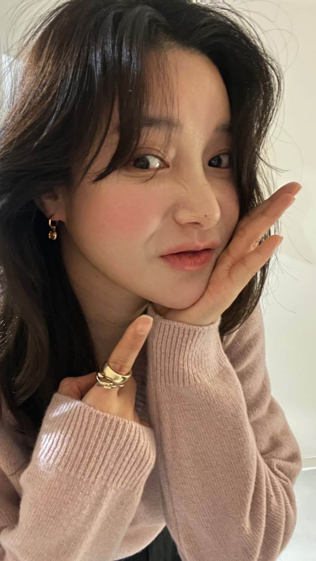 nanaのインスタグラム：「오늘은 업뎃된거 다 입어봤띠🧏🏼 립!! 립 라인-하트퍼센트 04 스트로베리 밀크(핑크 다른색도 좋앙) 립스틱-페리파라/코랄쭈고 볼타치- 롬앤-베로 댄 치크/블루베리 칩.  다 내 보풀 입술만 보나봥 답변 안줬다고 삐진사람 담에 안아줄께힛  오늘도 깜사했어용 다리 까시 거미는 흔적도 없이 사라져서….」