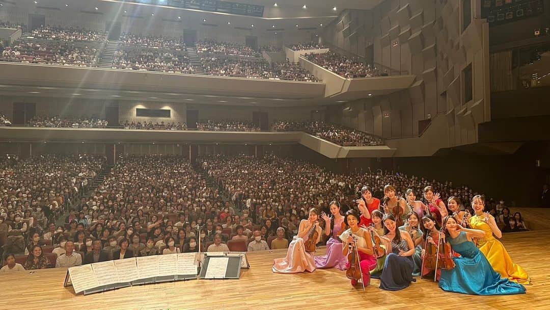 高嶋ちさ子さんのインスタグラム写真 - (高嶋ちさ子Instagram)「神奈川県民ホール満席🈵のお客様ありがとうございました この大きなホール満席って、なんか自分でも凄いなって思います。 今日のお客様は明るい方が多く盛り上げて頂きました 逗子江原さんもありがとうございました。  今日は朝から悩み多くて落ち込んでましたが、舞台に出ていって、皆様の笑顔から元気を頂きました。チケット代返さなきゃいけないぐらいですね(笑)  今日も12人のメンバーは底抜けに明るく、アホでした(笑) 「くだらない事を真剣にやる」と言う伝統が受け継がれてます 週末も頑張ろう！」10月5日 22時57分 - chisakotakashima