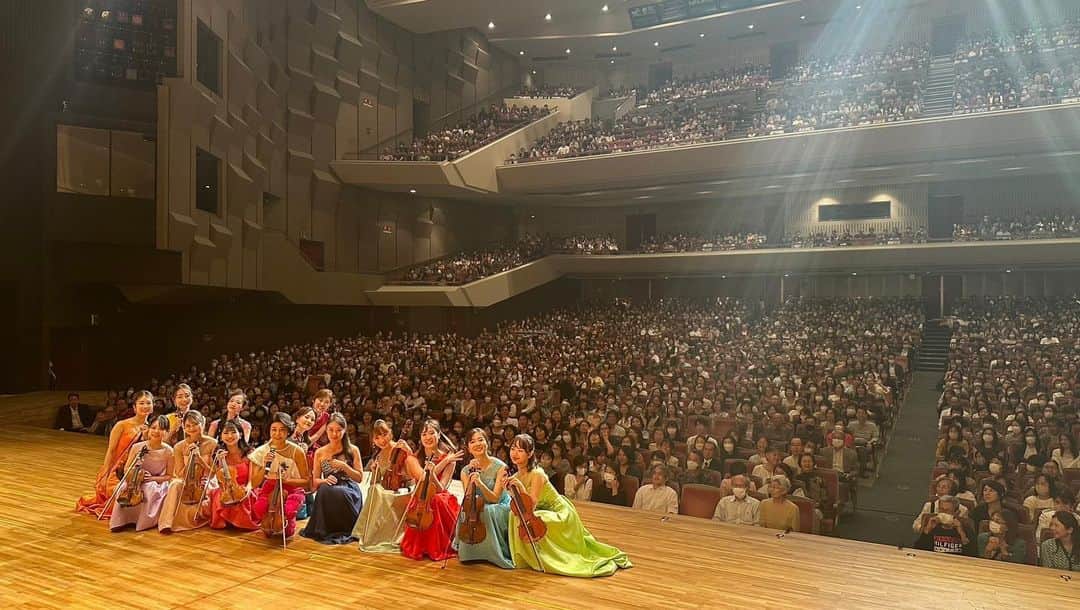 高嶋ちさ子さんのインスタグラム写真 - (高嶋ちさ子Instagram)「神奈川県民ホール満席🈵のお客様ありがとうございました この大きなホール満席って、なんか自分でも凄いなって思います。 今日のお客様は明るい方が多く盛り上げて頂きました 逗子江原さんもありがとうございました。  今日は朝から悩み多くて落ち込んでましたが、舞台に出ていって、皆様の笑顔から元気を頂きました。チケット代返さなきゃいけないぐらいですね(笑)  今日も12人のメンバーは底抜けに明るく、アホでした(笑) 「くだらない事を真剣にやる」と言う伝統が受け継がれてます 週末も頑張ろう！」10月5日 22時57分 - chisakotakashima