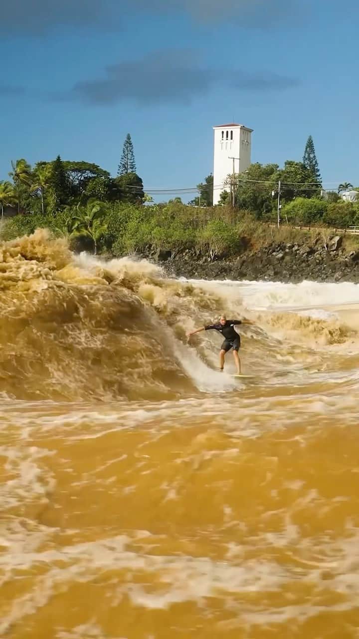 レッドブルのインスタグラム：「the closer you look, the more confusing it gets 😅  🏄: @whoisjob   #redbull #givesyouwiiings #surfing #watersports #surfboard」