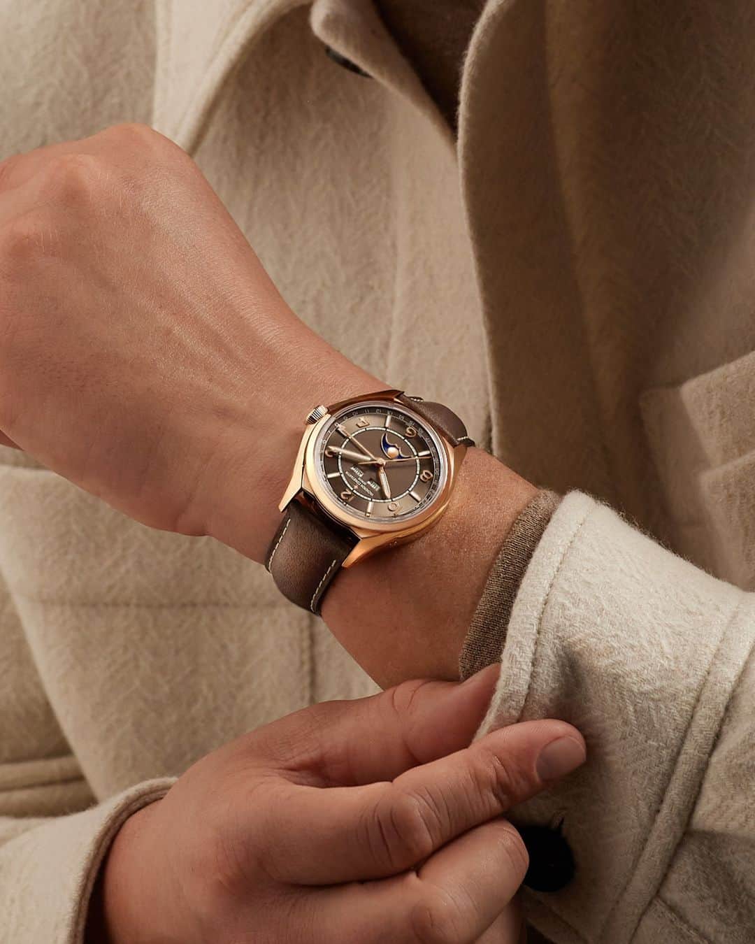 ヴァシュロン コンスタンタンのインスタグラム：「A skillful blend of styles and eras 🍂  The Fiftysix complete-calendar in pink gold displays all of the calendar indications. The date hand, day and month aperture as well as a precision moon phase only need adjusting every 122 years.  Further enhanced under a blue sky, the 18K 5N pink gold moon phase pairs perfectly with the sepia-brown dial. The authentic character of the Fiftysix collection is reflected in the elegant brown calfskin-leather strap.  #VacheronConstantin #OneOfNotMany #vacheron #thehourlounge #watches #watch #watchesofinstagram #horology #watchoftheday #instawatch」