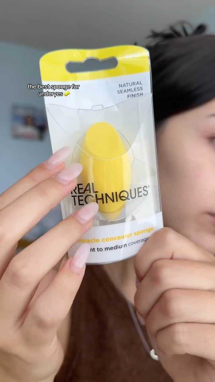 Real Techniquesのインスタグラム：「This is what we're talking about when we say seamless under eyes 👏  The Miracle Concealer Sponge is an elongated oblong shape designed to fit perfectly under the eyes to brighten, lift, + cover.   Shop now at @amazon!」