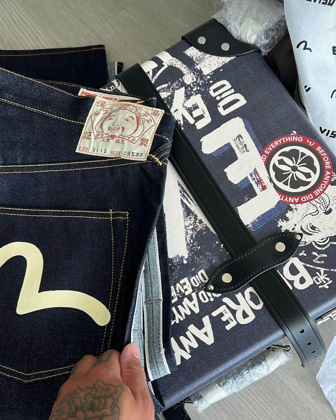 エヴィスジーンズさんのインスタグラム写真 - (エヴィスジーンズInstagram)「Evisu x Globe Trotter limited edition carry-on luggage and our made in Japan reversed raw denim selvedge jeans.  📷 courtesy of @larryjunetfm 🍊   #evisu  #evisujeans」10月5日 23時00分 - evisu1991