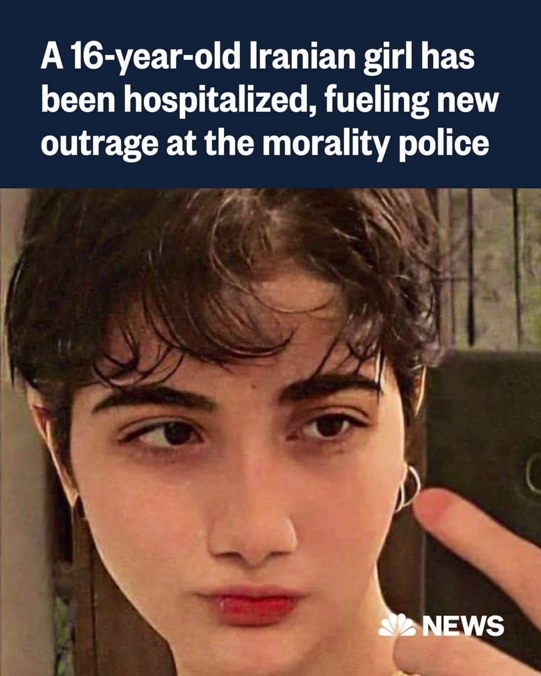 のインスタグラム：「A teenage girl has been hospitalized in Iran after an incident on public transport that has fueled a new wave of outrage and accusations against the country's morality police a year after unrest swept the country.  16-year-old Armita Geravand suffered a "severe physical assault" at the hands of government agents Sunday for allegedly violating the country's strict Islamic dress code, according to a prominent Kurdish rights group.  Authorities speaking to state-run media have denied the allegations of any physical altercation and say Geravand fainted after a drop in blood pressure.  Read more at the link in bio.」