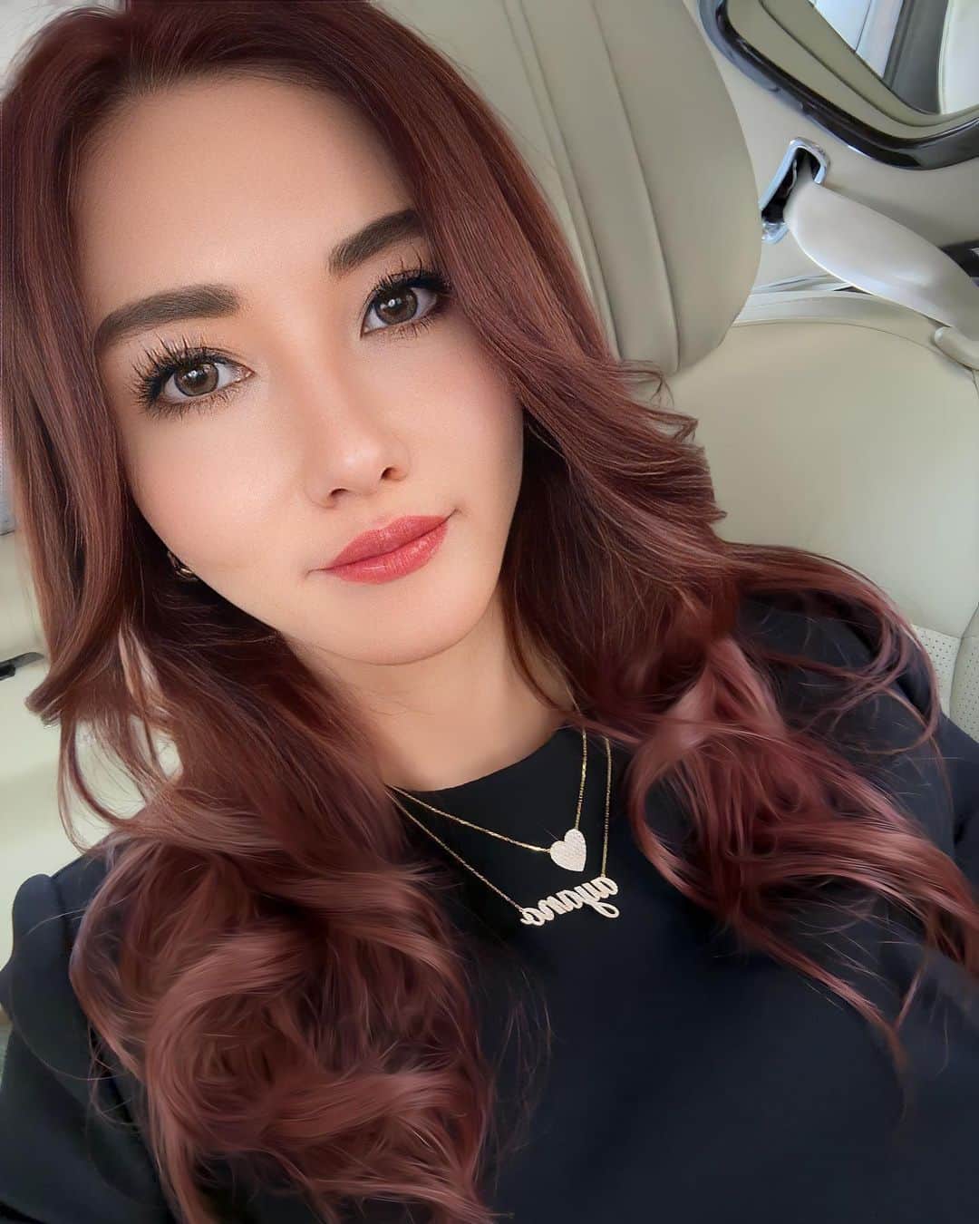 のインスタグラム：「久しぶりにヘアカラー変えました🍂🧡  この半年以上、暗めの黒髪に近いベージュ（beach）にしてたんだけどそろそろ飽きて…🏝️夏にハワイでハイライト入れてたのもまだ残ってたので、イメチェン💞 大好きな @megumi_kanzaki さんの真似っこしてオレンジレッドにしてみました😍🍊❤️ 2年前の今頃もハンソヒになりたくてオレンジにしてたなぁ…🤣懐かしい💓 寒くなってくると暖色系にしたくなる🤔❤️‍🔥 色落ちもしやすいけど（枕ピンクになった😂🩷）、髪も艶々に見えるしお気に入り❣️ 仕上げにSHIMAのglossy sprayをふればよりツヤツヤに✨✨ ブリーチ無しで暗髪から変身させてくれた @kannohair さん流石です👏🥹LA行っちゃったら私どーしよ…🙄w  ちなみに写真はReminiしたら盛れすぎたんだけど🙏まつげも眉毛も @hillssalon_official で良い感じにいていただいてます😆 まつげはいつも @hills_saya さんにお任せ💕眉毛もやっと伸びてきてブロウリフトすると毛流れついてお気に入り😆  #newhaircolor #autumncolors #shima #haircolor #eyelashextensions #eyebrowlift #jewelry #AHKAH #necklace #ヘアカラー #髪色 #秋色」