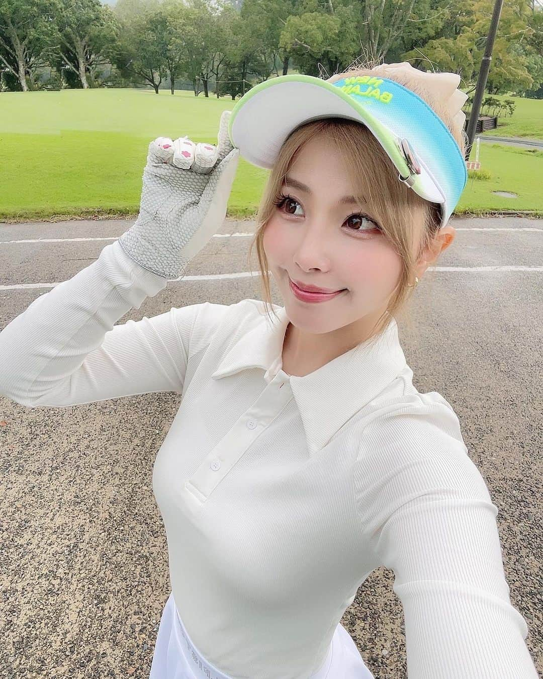 倉田瑠夏のインスタグラム：「ホワイトウェアコーデ🤍⛳️  #ゴルフ #ゴルフウェア #ゴルフ女子 #golf #golfstagram #golfwear #⛳️ #🏌️‍♀️ #girl #japanesegirl #自撮り #趣味 #萌 #自拍 #模特 #粉我 #tbt #swag #动漫 #时装  #패션 #패션스타그램 #옷 #옷스타그램  #데일리룩 #오오티디 #ファッション #コーデ #スポーツ女子 #スポーツウェア」