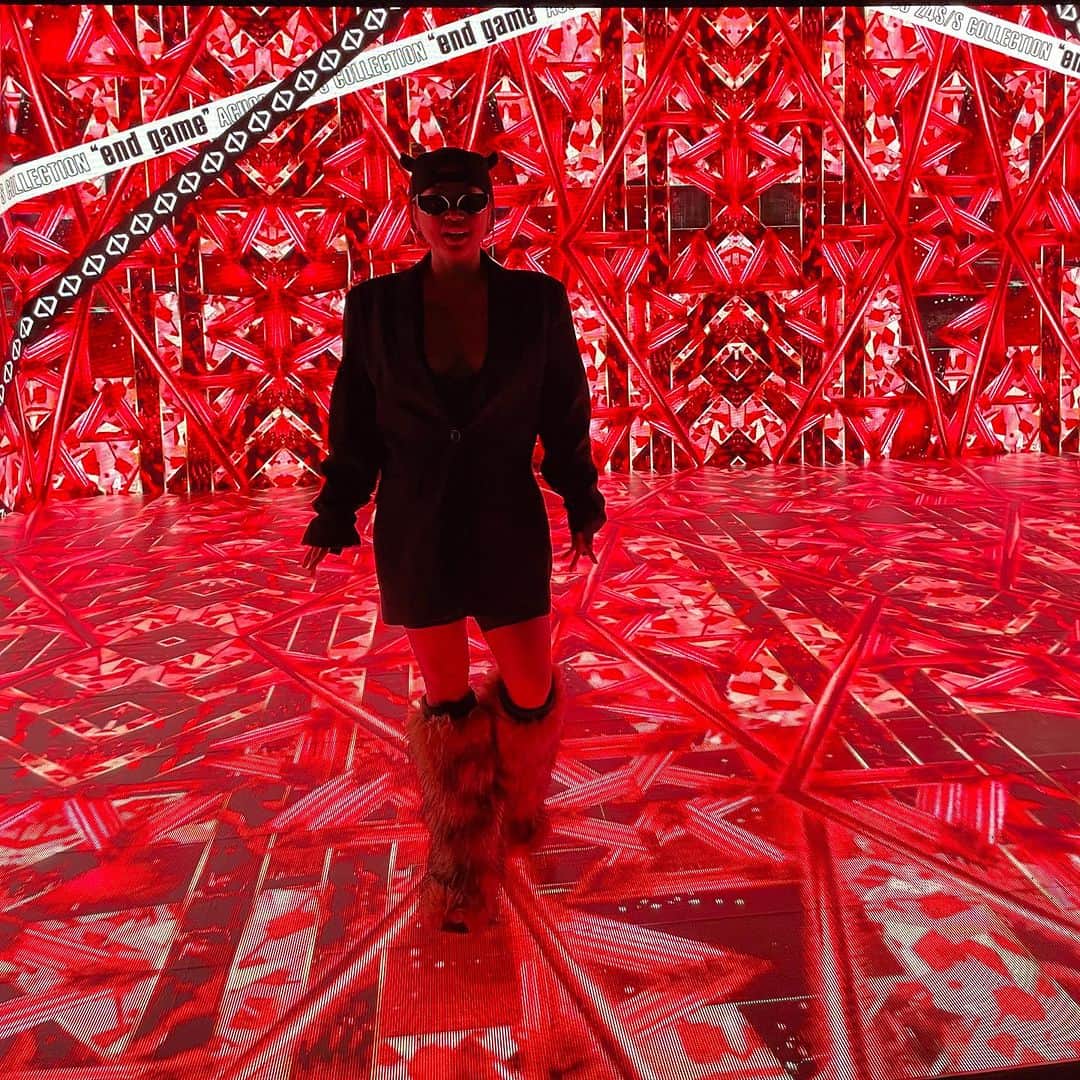 ルナのインスタグラム：「ＲＥＤ🚨🚨🚨」