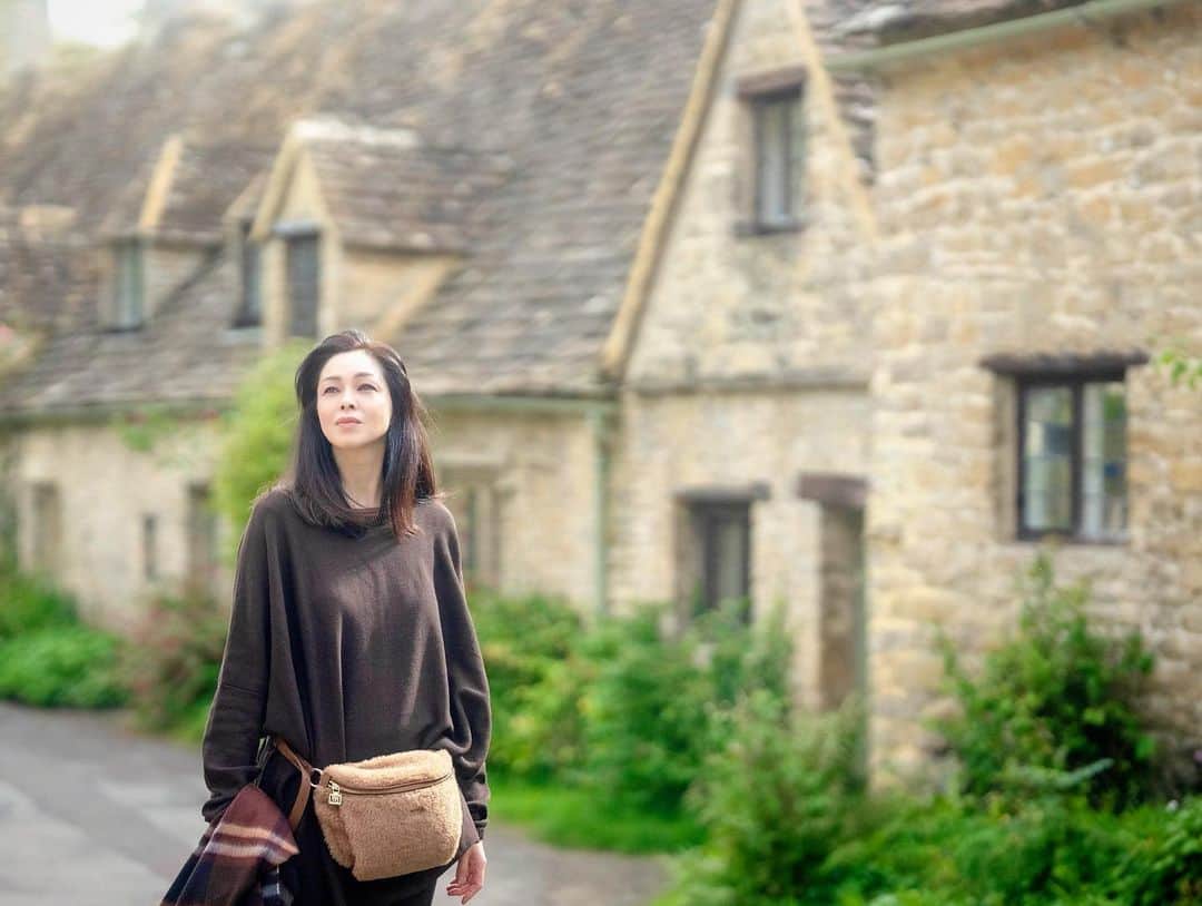 川原亜矢子のインスタグラム：「Footpathを歩く #bibury #cottswolds #england #フットパス  #イギリス #旅行」