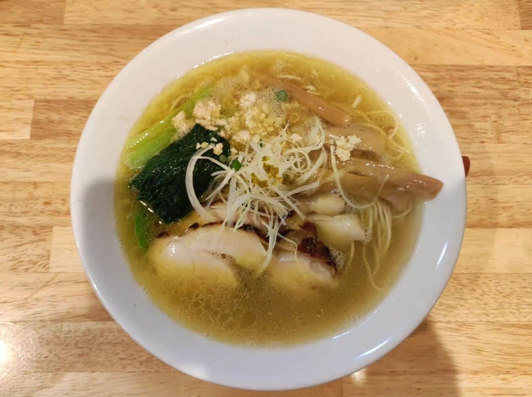 つけMen野郎のインスタグラム：「とりそば らーめん天神下大喜 まだ暑い、と思ったら一気に涼しくなったり。秋はどこ行ったんすか。暑くもなく寒くもない心地良い季節、春と秋は花粉が無ければ最高なんだけどな。やっぱり食欲の秋だよな。 今日はとりそばって決めてたんだ。はぁ、今日のスープもめちゃうま。鶏出汁の濃ゆさが堪らない。そしてこのハリのある麺が最高。また今度もとりそば食べたいなぁ。」