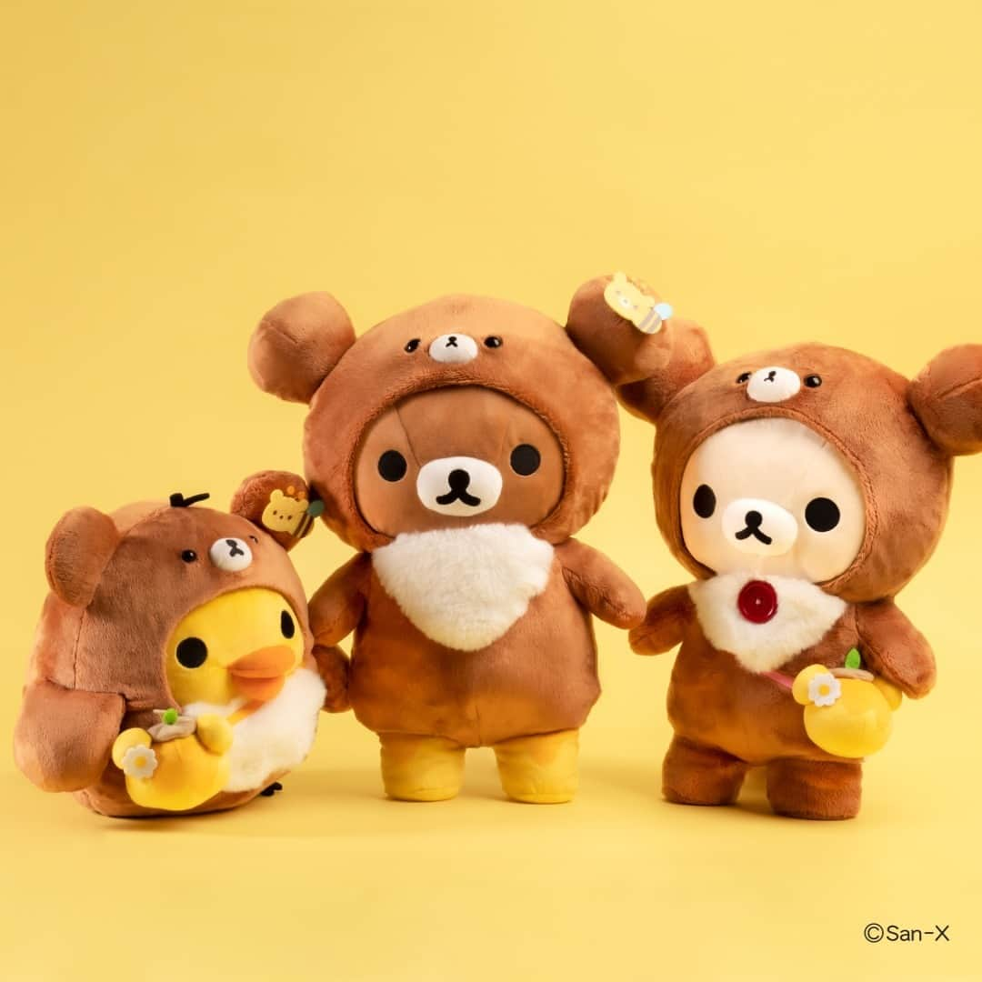 Rilakkuma US（リラックマ）さんのインスタグラム写真 - (Rilakkuma US（リラックマ）Instagram)「Look! It's...Chairoikoguma? No, it's Rilakkuma, Korilakkuma, and Kiiroitori dressed in Chairoikoguma kigurimi! 🐻🍯 They are coming back from the enchanting Honey Forest 🐝🌻~  #rilakkumaus #rilakkuma #sanx #sanxoriginal #kawaii #plush #plushies #リラックマ #サンエックス #honey #korilakkuma #chairoikoguma #kiiroitori」10月5日 23時05分 - rilakkumaus