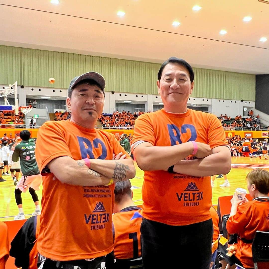 のインスタグラム：「プロバスケBリーグのベルテックス静岡 vs 神戸ストークスの開幕戦に招待していただき、静岡市中央体育館へ。 バスケのプロリーグを初めてナマで観戦。超面白かった。しかもナイスゲーム！  ちなみに会場の静岡市中央体育館は小学校の4年生〜6年生まで剣道を習いに週3で通っていた場所😃  ベルテックス静岡の関係者のみなさん、ありがとうございました。」
