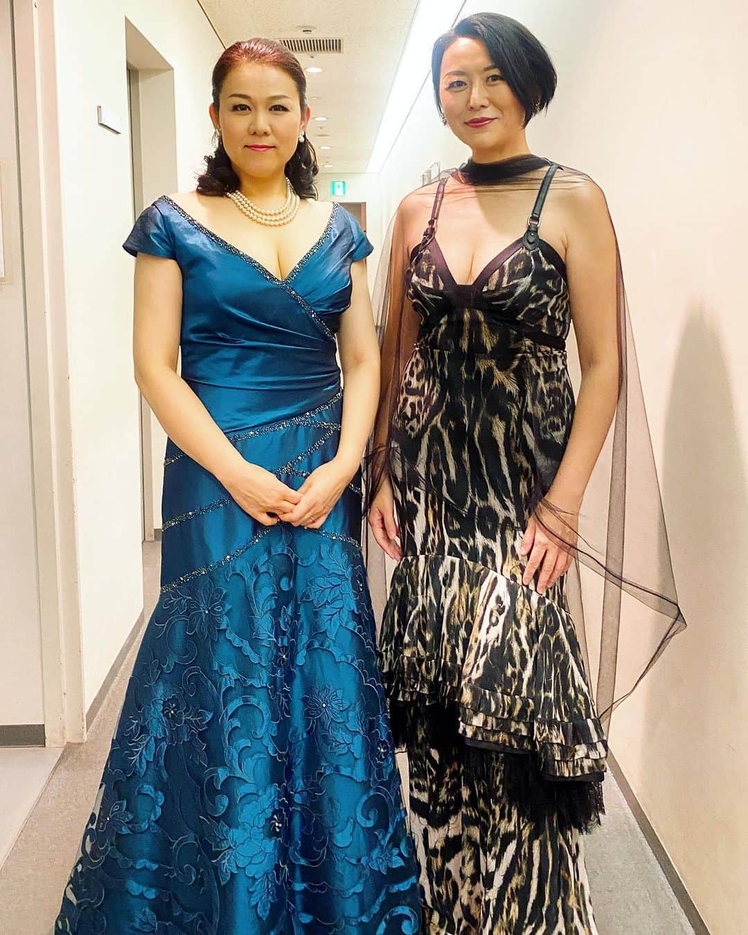 鳥木弥生さんのインスタグラム写真 - (鳥木弥生Instagram)「シンフォニエッタ 静岡 第75回定期公演  #芸術家が先を進んでいるわけではない多くの人が追いついていないだけだ (←タイトル) #ヴァレーズ 生誕140年 新たな経験、非常に楽しかった〜 意外にできることがあることも知り、その100倍できないことを知り(笑)、もっと知りたくなり、自分を鍛えたくなりました！ 日本初演のノクターナルは #山口佳子 さんがソプラノソロ、バスアンサンブルに #岩田健志 さん #小幡淳平 さんと、なんと、監修の #沼野雄司 さんもご参加！！ 客席にいた #松平敬 氏打倒を目指されたそうですが...。 バッサリショート仲間の #工藤あかね さんと、4人で #varese のVサイン😂 #シンフォニエッタ静岡 との共演はまた来年6月に #オーヴェルニュの歌 の３回目(ラスト)があります。そちらも楽しみ！！」10月5日 23時09分 - yayoitoriki