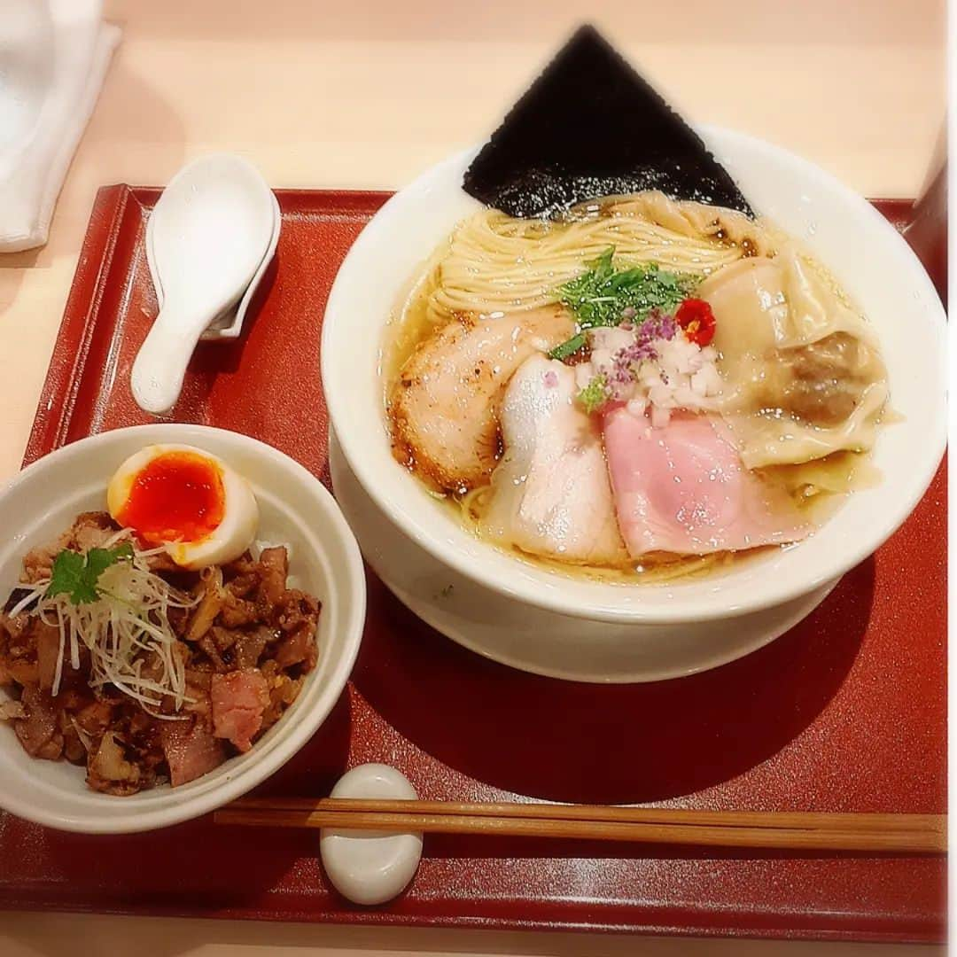 末野卓磨のインスタグラム：「大阪のラーメン  麦と麺助  開店15分前にならんで、1時間待って食べれました。 炙りチャーシュー丼がラーメンと合いますよとオススメされて頼みました。  炙りチャーシューって脂っこい感じがあってくどくなりがちだけど、麺のスープにとても合っていて本当に美味しかった。  雲呑、チャーシュー各種、海苔、玉葱、どれも麺とスープと良く合うように出来てる。  大阪行って時間があったらまた食べたいなぁ  #ラーメン　#大阪グルメ」