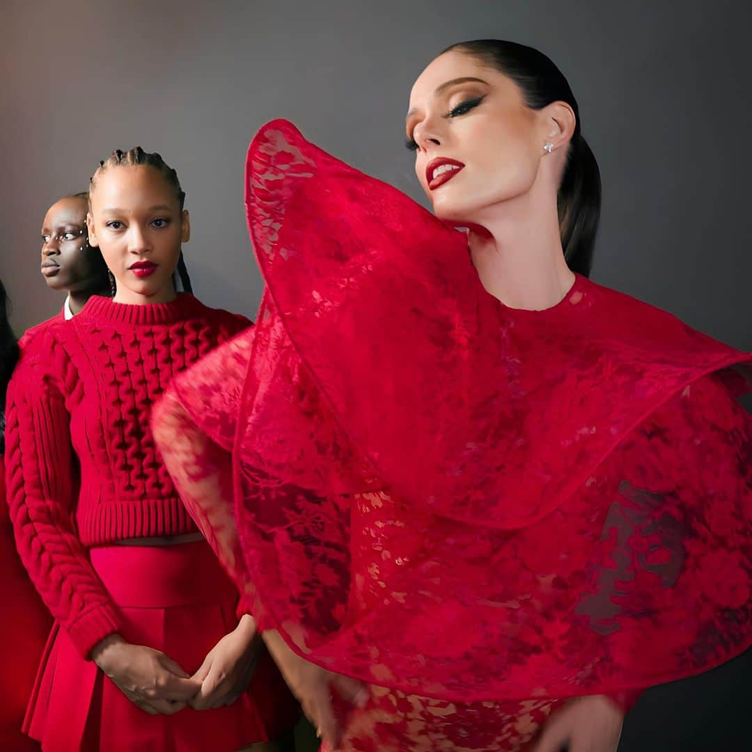 ココ・ロシャのインスタグラム：「When @gregwilliamsphotography says pose backstage in the @lorealparis lineup, you pose! 📷❤️」
