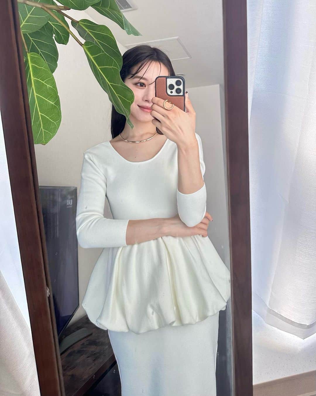のインスタグラム：「Balloon peplum Knit tops / White🥟🥟  1〜2枚目はセットのスカートと。3枚目はパンツとあわせてみました☺️  立体感のあるバルーンシルエットのペプラムデザインが特徴のニットトップス。背中が深めにあいていますが、バストにパットがついているのでインナーを選ばずそのままご着用いただけます☺️✨  手洗い可能で滑らかな風合いの糸にストレッチ糸を混ぜることで、  軽さや膨らみ、もっちりとした弾力性や重厚感のある風合いに仕上げました🥟」
