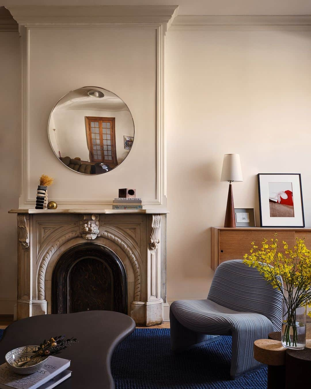 Design Milkさんのインスタグラム写真 - (Design MilkInstagram)「Step into the past + present at Bed-Stuy Townhouse, a Brooklyn gem renovated by @also_office + @colonydesign, who brought a modern touch to the interiors! From the lush garden to the sleek sunroom, it's a minimalist dream with nods to its rich history. 💭  Take a peek inside at the link in bio. 🔗  📸 Photography by @davidmitchellphoto.  🏷️ #AlsoOffice #Colony #interiordesign #homeinterior #homeinteriors #homeinspo #homeinspiration #townhouse #townhome #moderndesign #homedesign #minimalist #minimalisthome」10月5日 23時15分 - designmilk